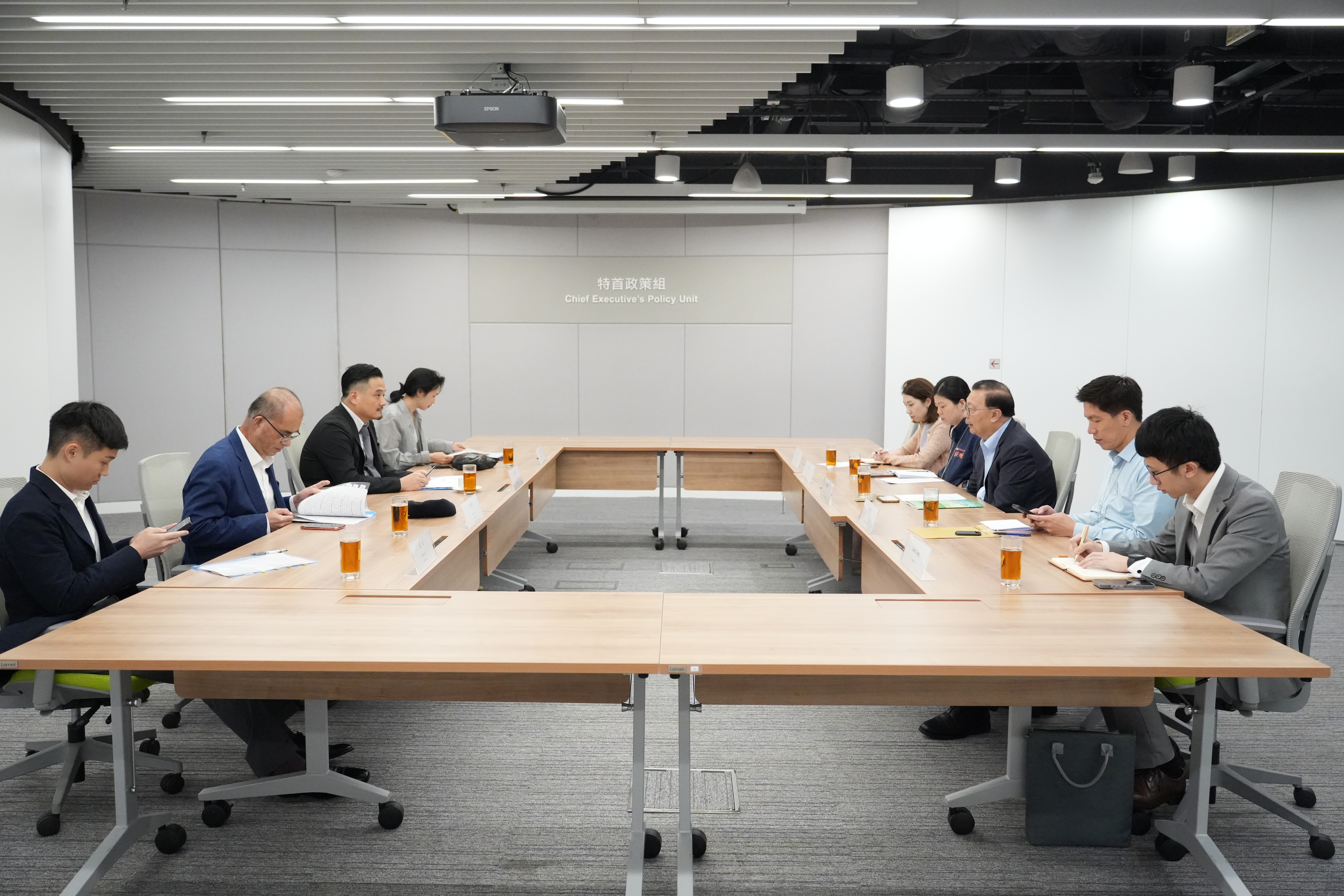黃元山博士（左三）與香港再出發大聯盟秘書長譚耀宗（右三）的團隊會面。