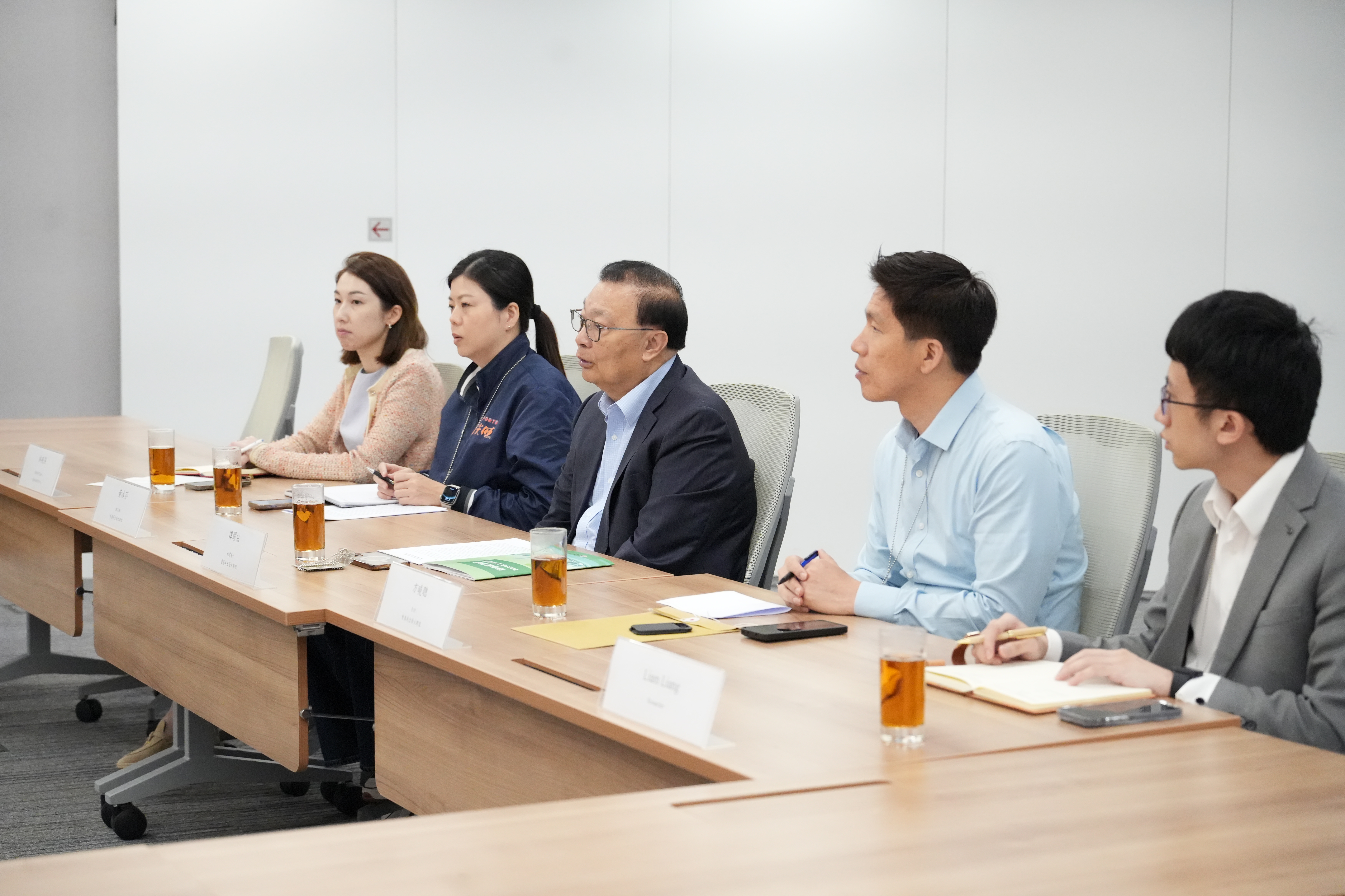 譚耀宗（中）及其團隊到訪特首政策組。