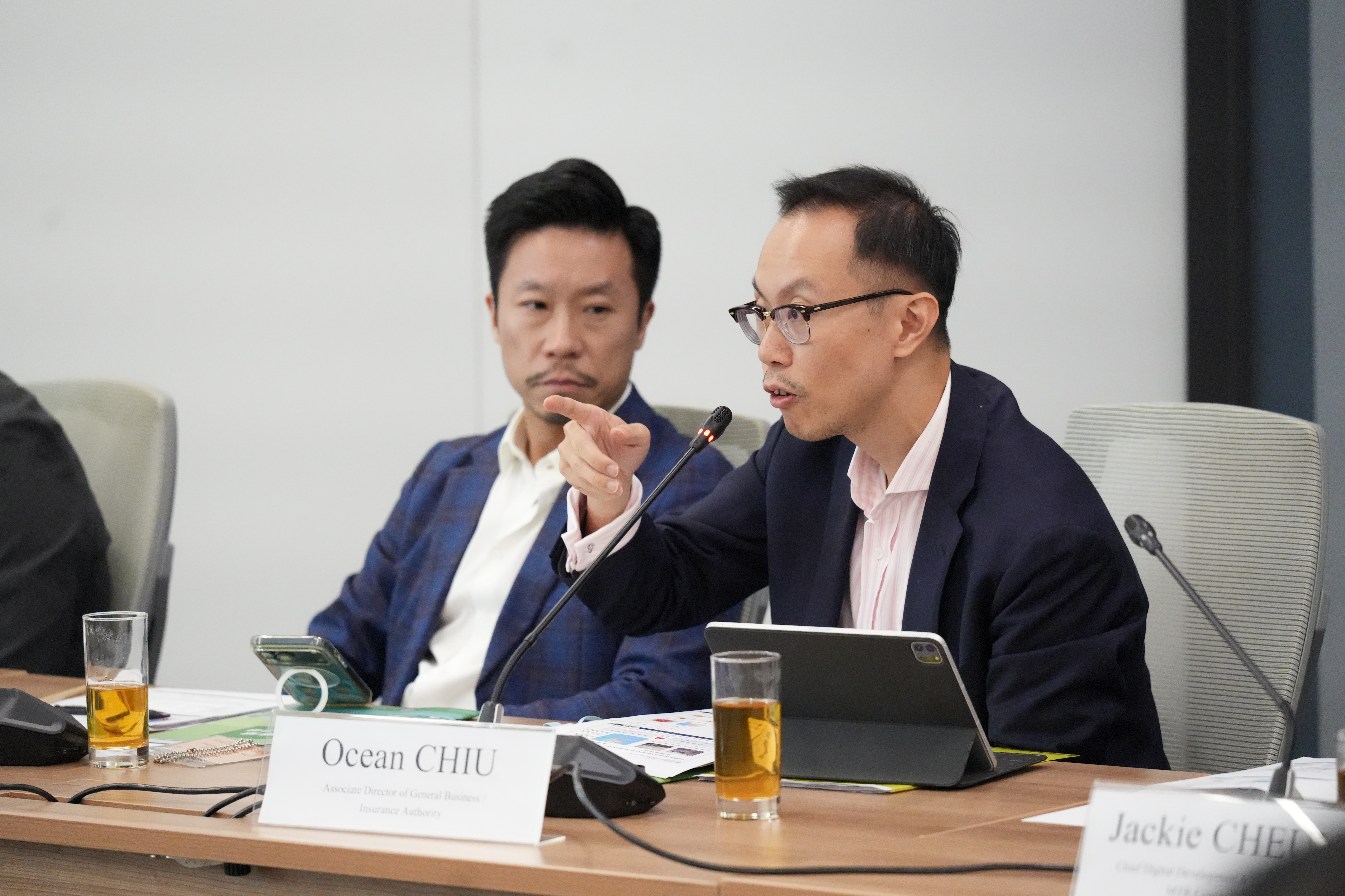 香港中華總商會常務會董林智彬(左)及保險業監管局一般業務部副總監趙偉洋(右)出席會議。