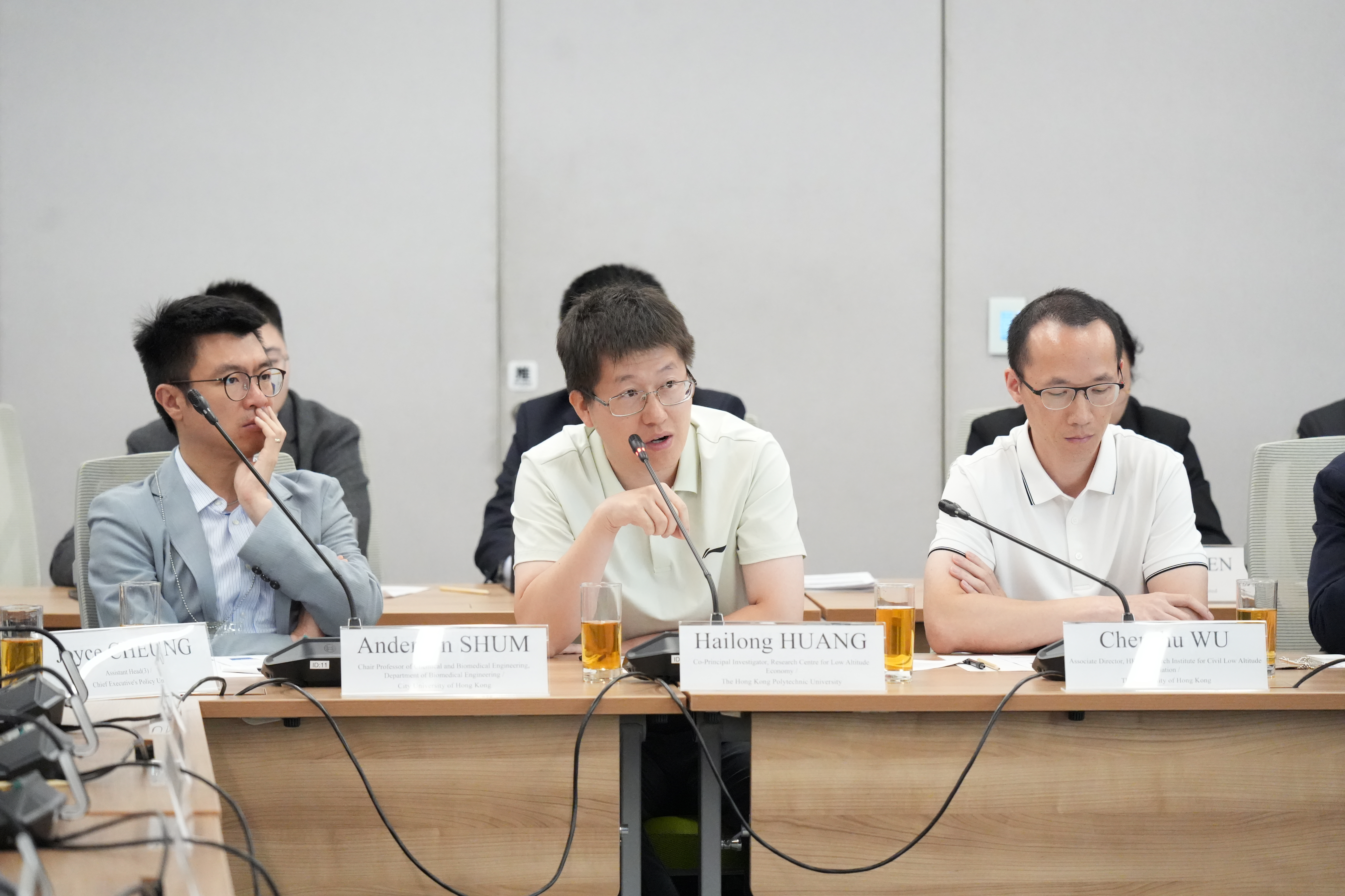 (左起)特首政策組專家組成員岑浩璋教授、香港理工大學航空及民航工程學系助理教授黃海龍、香港大學計算與數據科學學院助理教授吳陳沭出席會議。