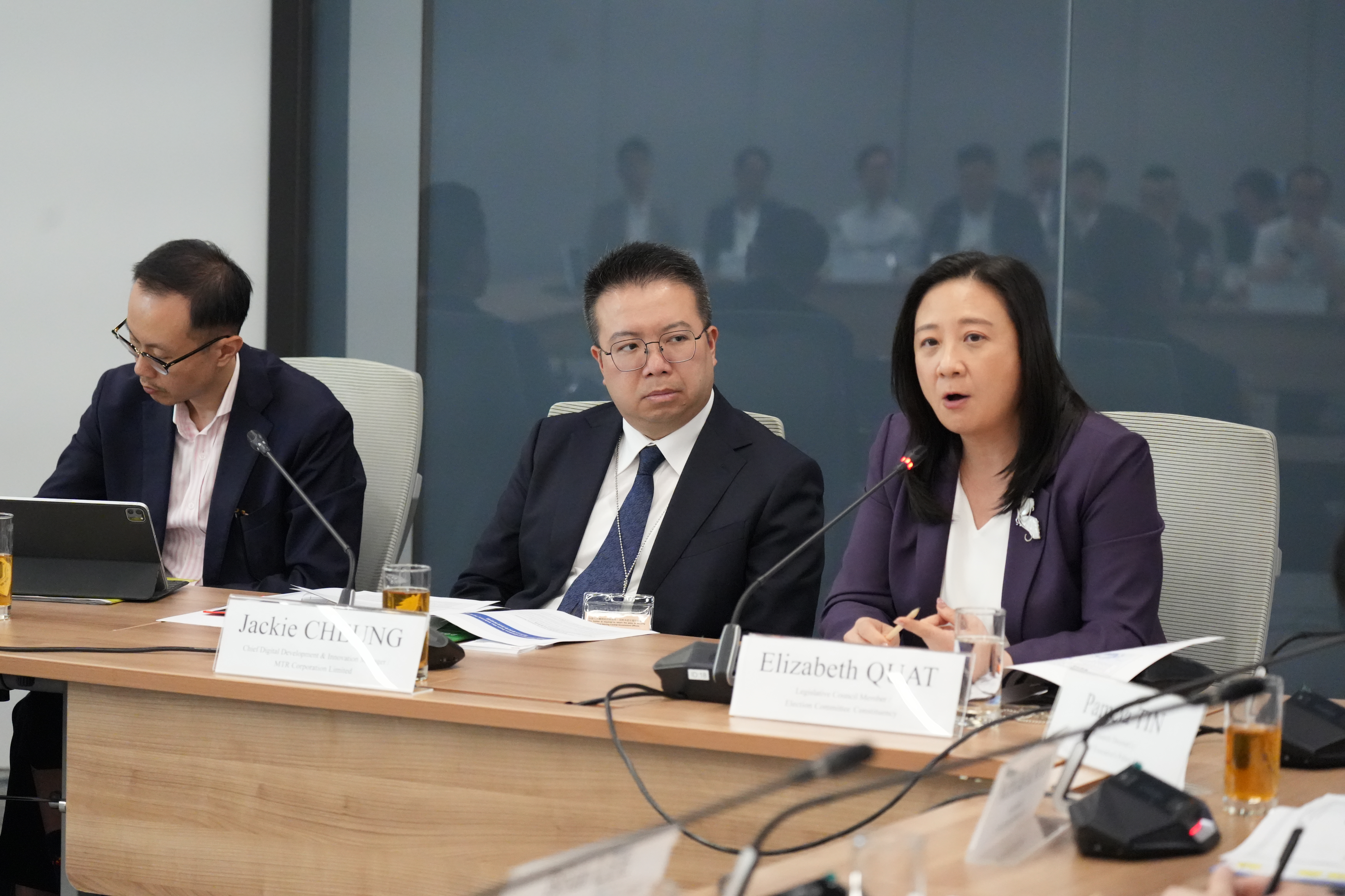 (左起)保險業監管局一般業務部副總監趙偉洋、香港鐵路有限公司總數碼拓展及創科經理張兆基及立法會議員葛珮帆出席會議。