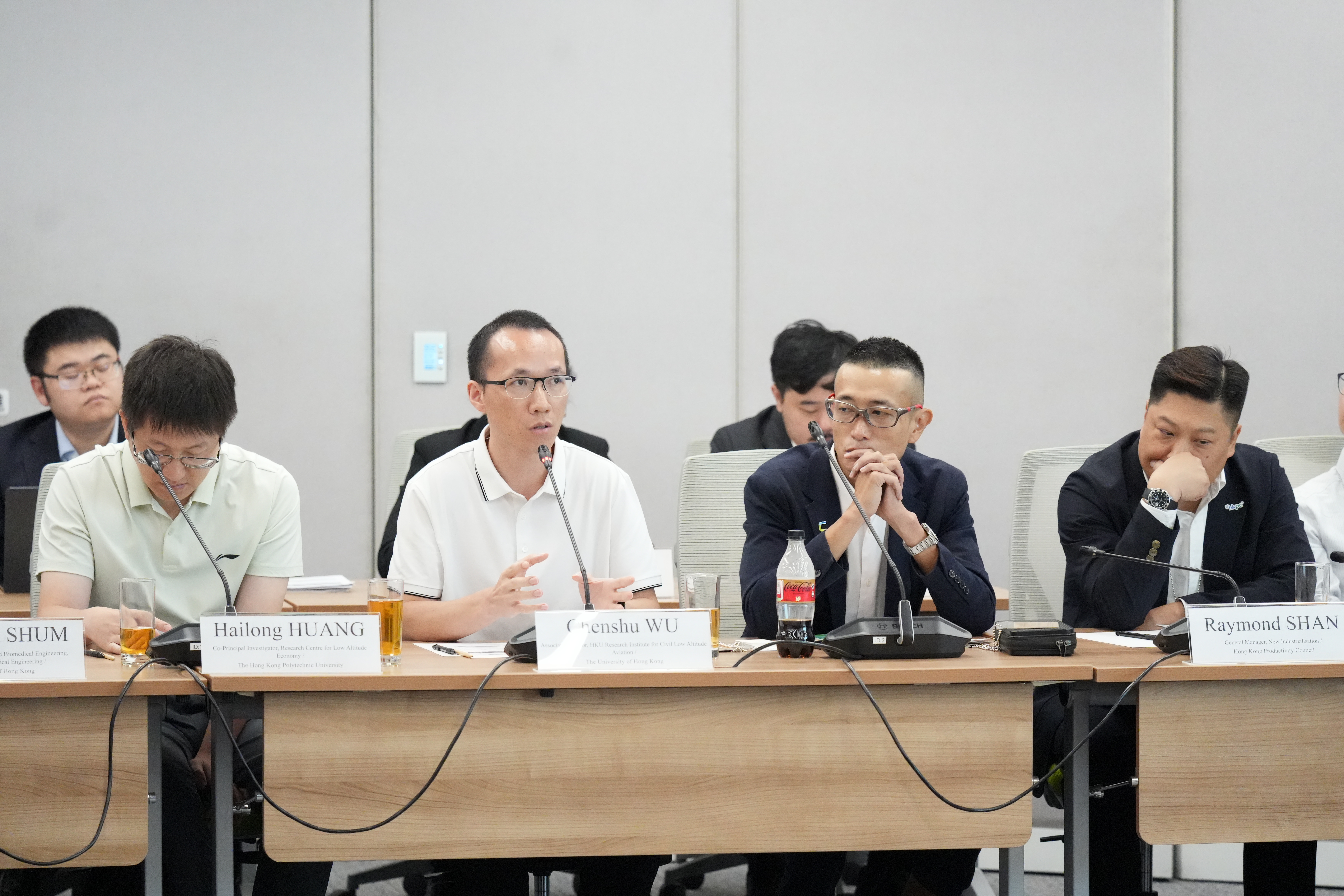(前排左起)香港理工大學航空及民航工程學系助理教授黃海龍、香港大學計算與數據科學學院助理教授吳陳沭、香港數碼港管理有限公司技術工程部總監樂鴻基、香港生產力促進局新型工業化部總經理單銘賢出席會議。