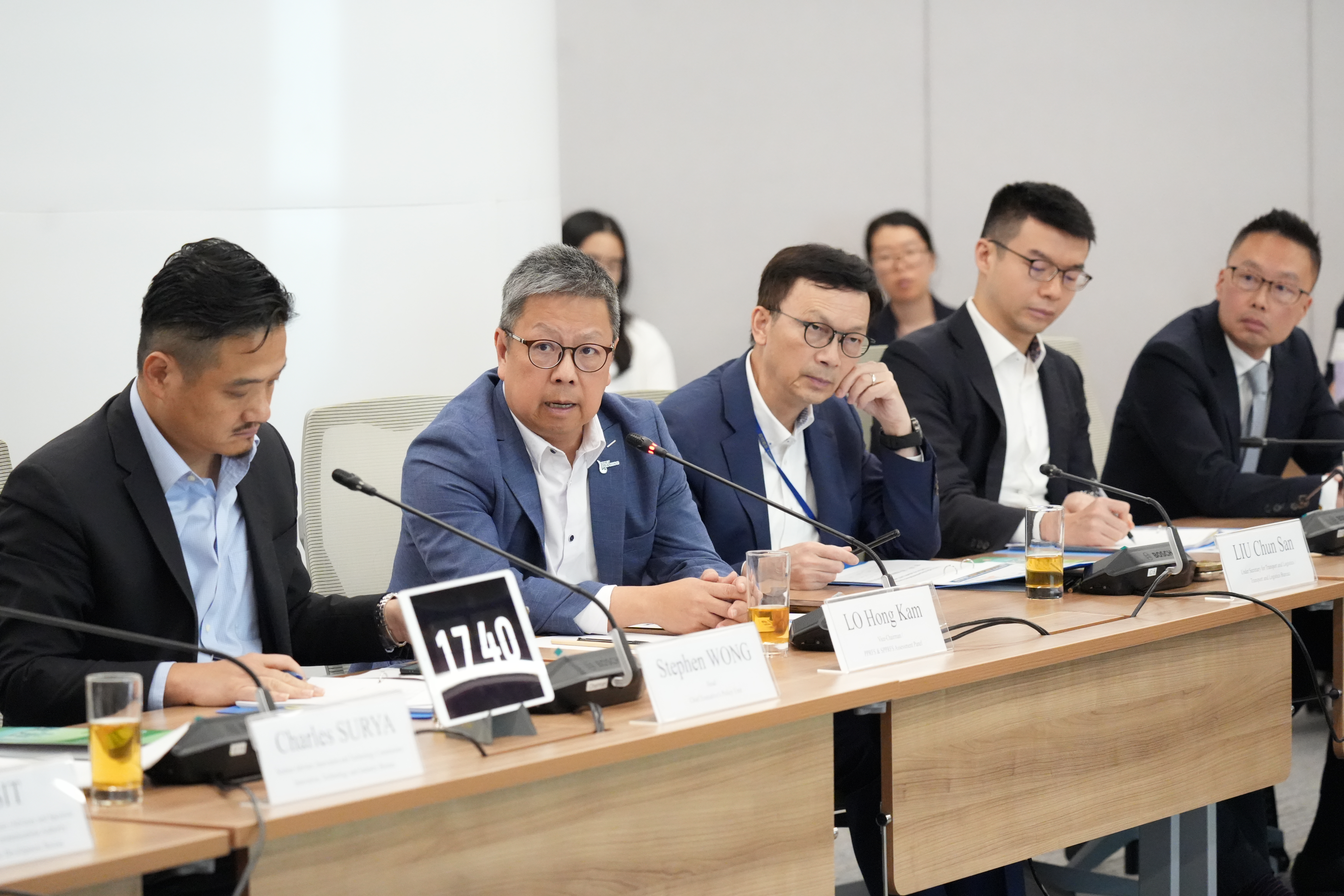 (左起)黃元山博士、特首政策組公共政策研究資助計劃及策略性公共政策研究資助計劃評審委員會副主席羅康錦教授、運輸及物流局副局長廖振新、運輸及物流局助理秘書長許延鋒,以及署理民航處副處長袁兆基出席會議。
