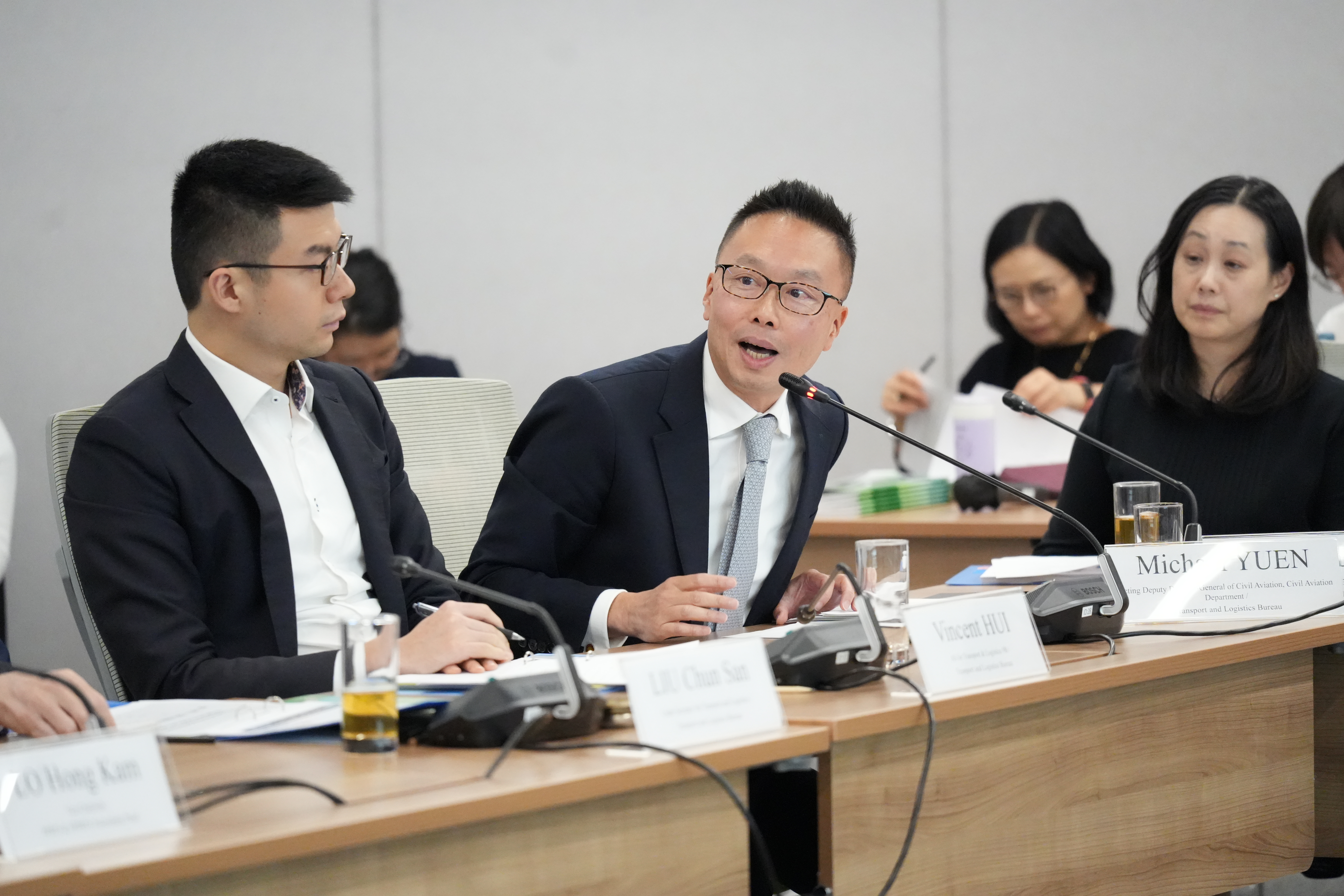 (前排左起)運輸及物流局助理秘書長許延鋒、署理民航處副處長袁兆基及特首政策組助理組長張頌詩出席會議。