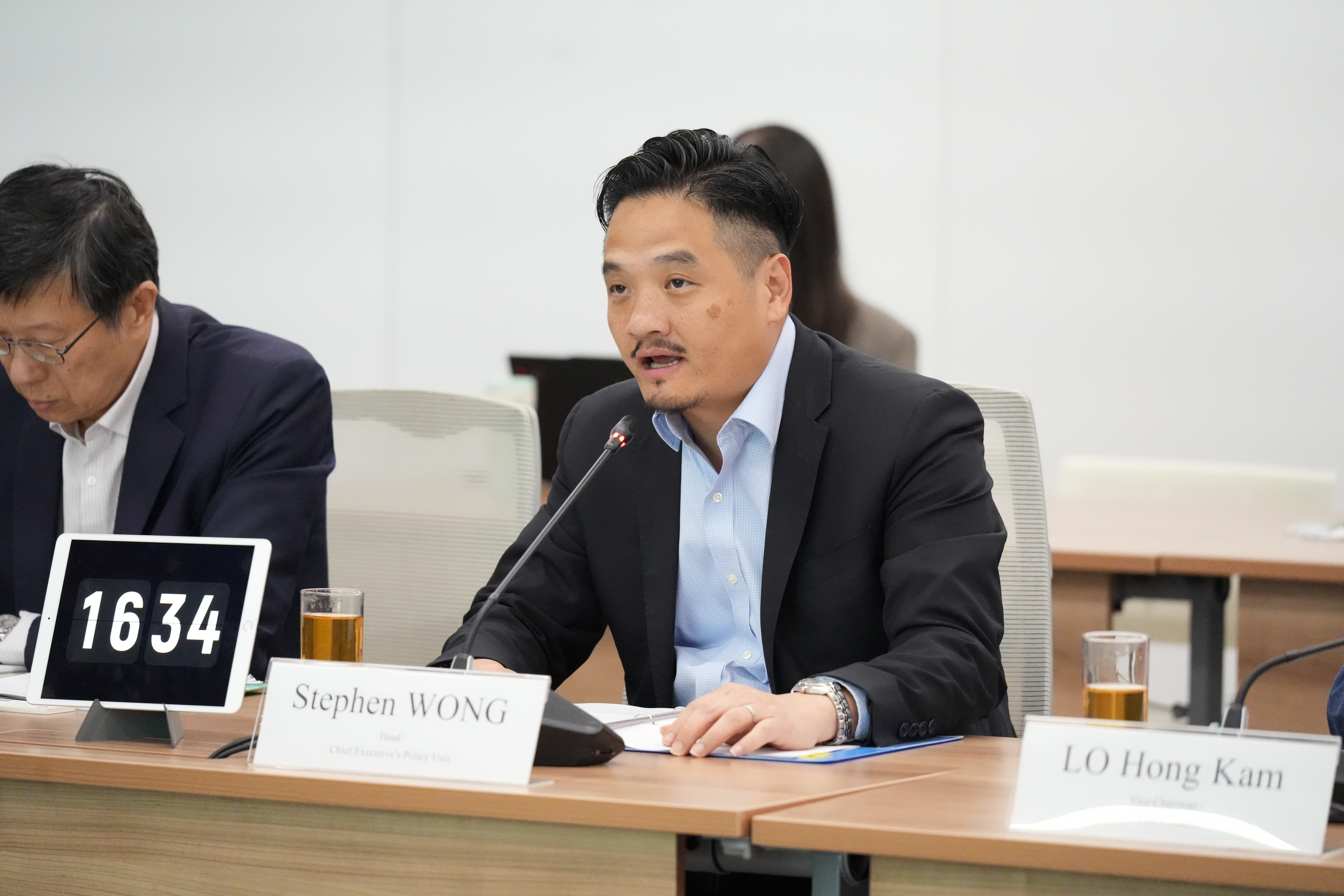 黃元山博士主持會議。