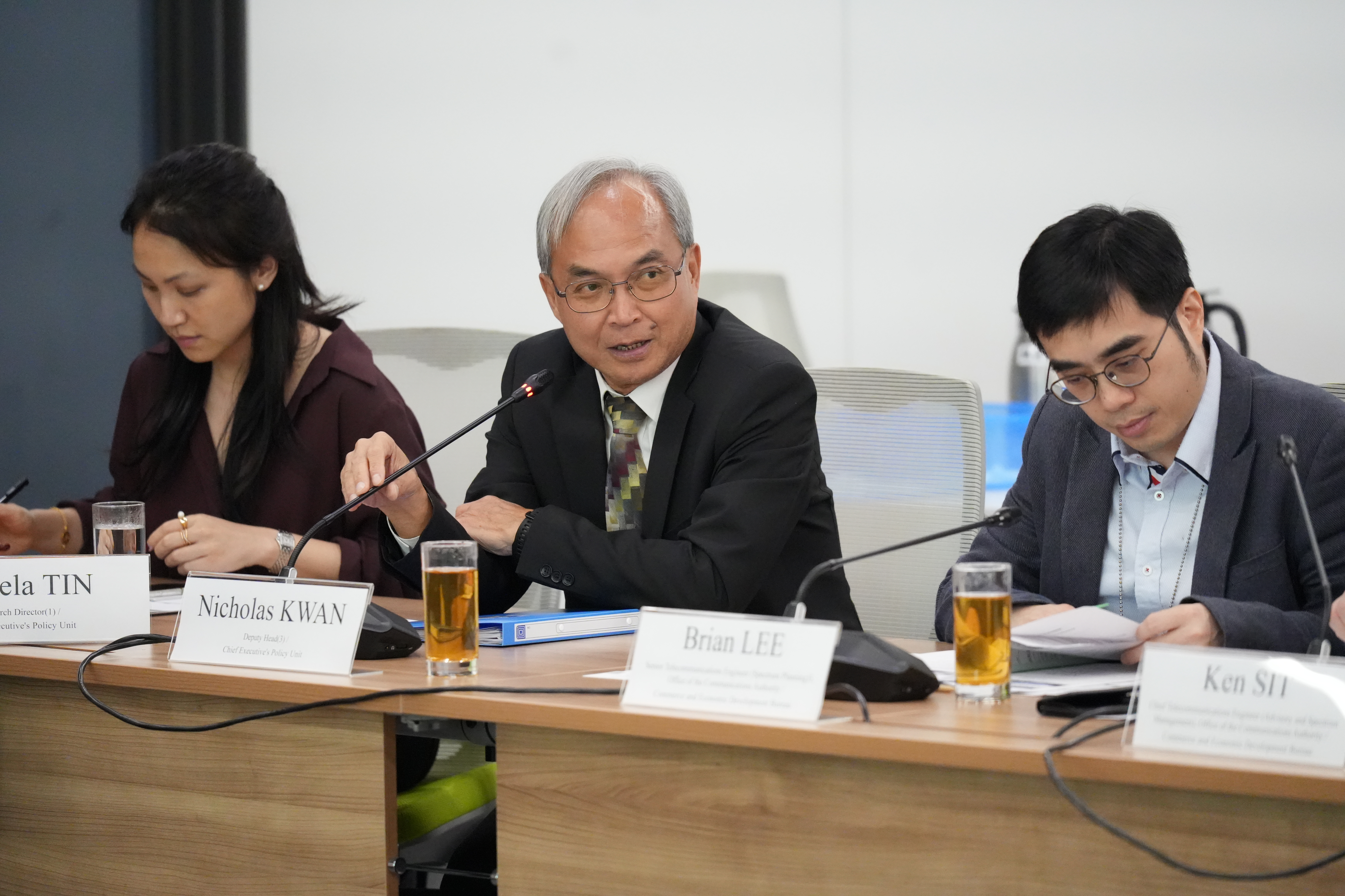 (左起)特首政策組研究主任田詩蓓博士、特首政策組副組長關家明及通訊事務管理局辦公室高級電訊工程師(頻譜策劃)李河堂出席會議。