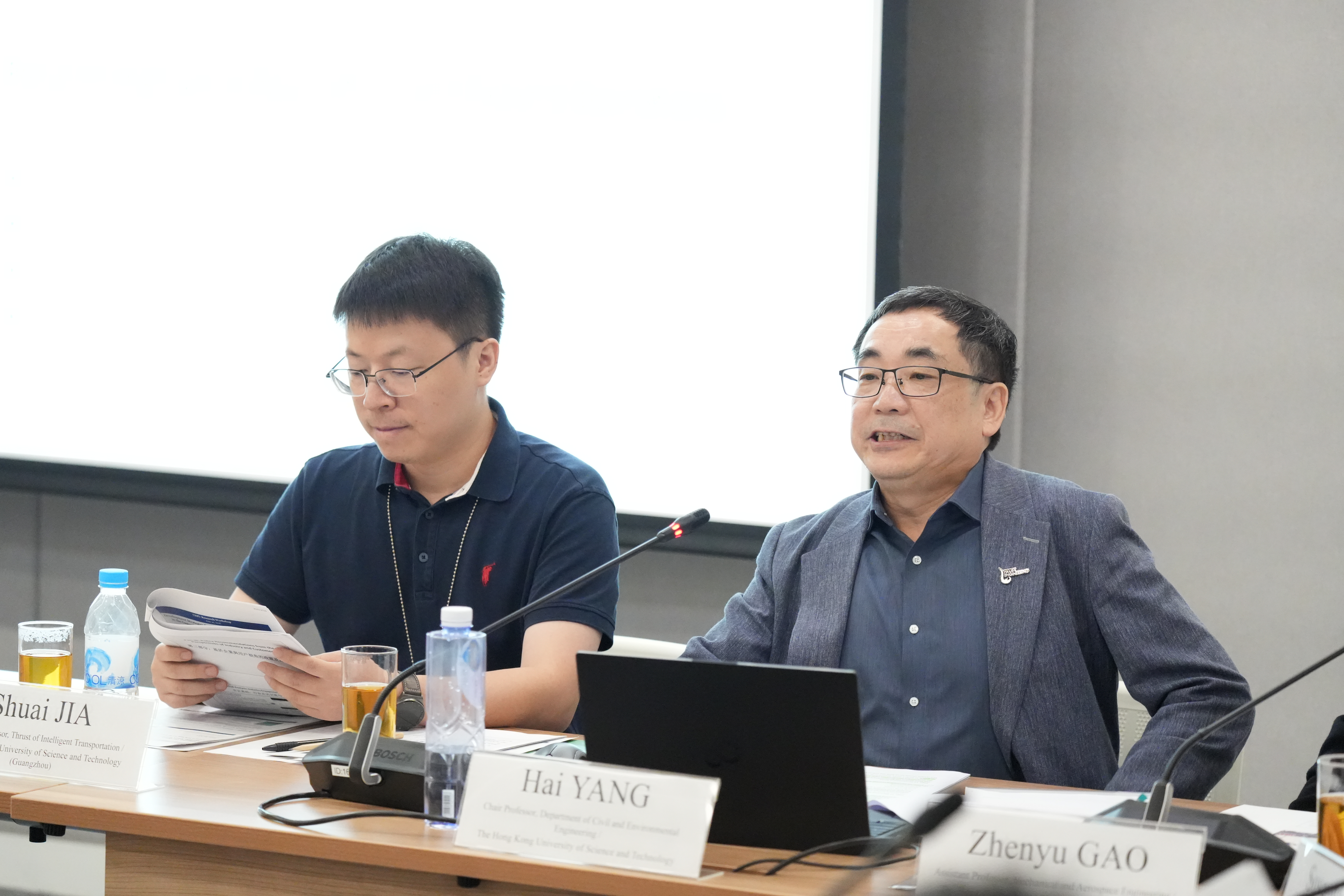香港科技大學土木及環境工程學系講座教授楊海(右)及其團隊分享初步研究成果。