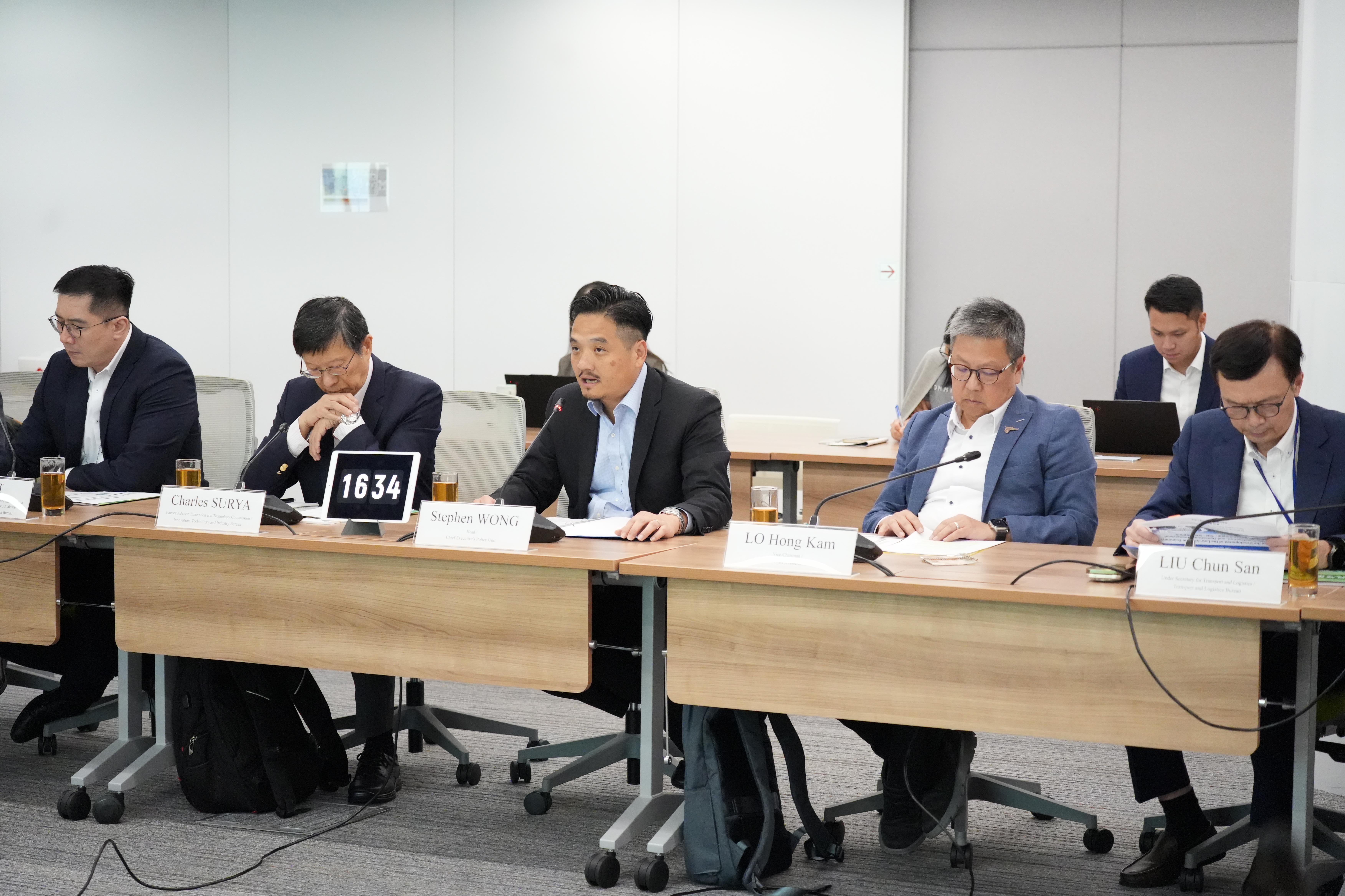 (前排左起)通訊事務管理局辦公室總電訊工程師(諮詢及頻譜管理)薛劍偉、創新科技及工業局科學顧問徐星全教授、黃元山博士、特首政策組公共政策研究資助計劃及策略性公共政策研究資助計劃評審委員會副主席羅康錦教授,以及運輸及物流局副局長廖振新出席會議。