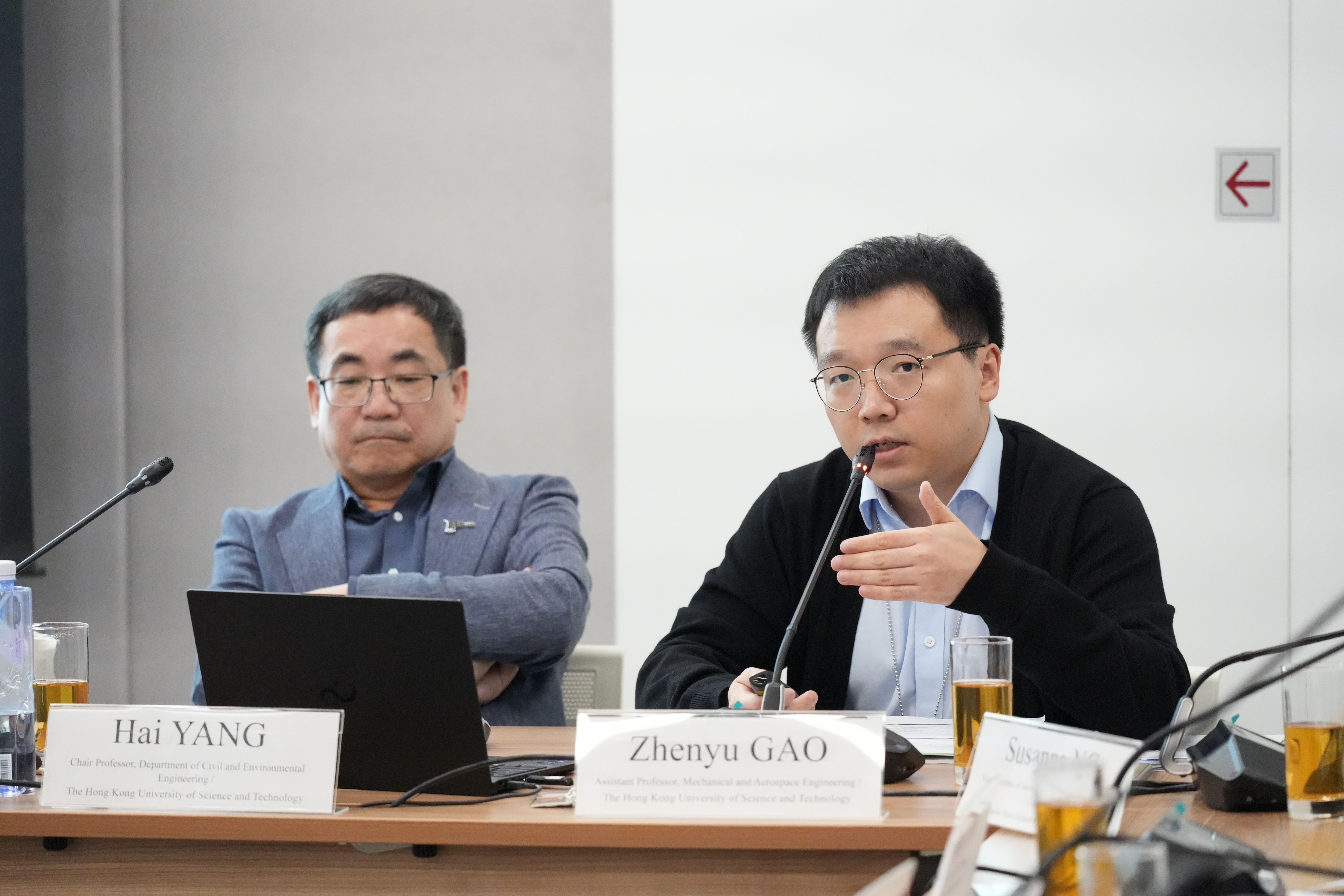 香港科技大學機械及航空航天工程學系助理教授高振宇(右)分享初步研究成果。左為香港科技大學土木及環境工程學系講座教授楊海。