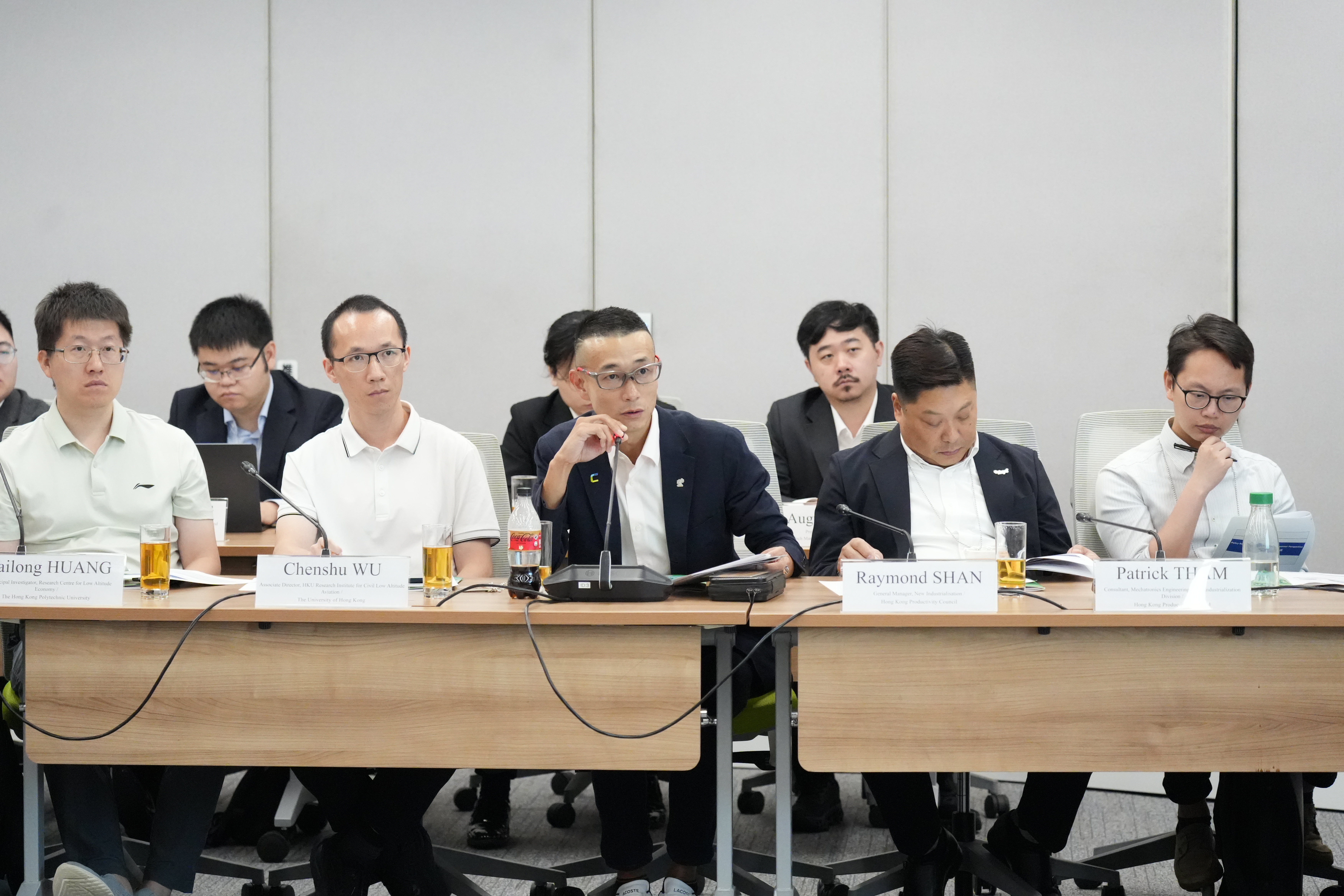 (左起)香港理工大學航空及民航工程學系助理教授黃海龍、香港大學計算與數據科學學院助理教授吳陳沭、香港數碼港管理有限公司技術工程總監樂鴻基、香港生產力促進局新型工業化部總經理單銘賢、香港生產力促進局新型工業化部機電工程顧問譚逸龍出席會議。