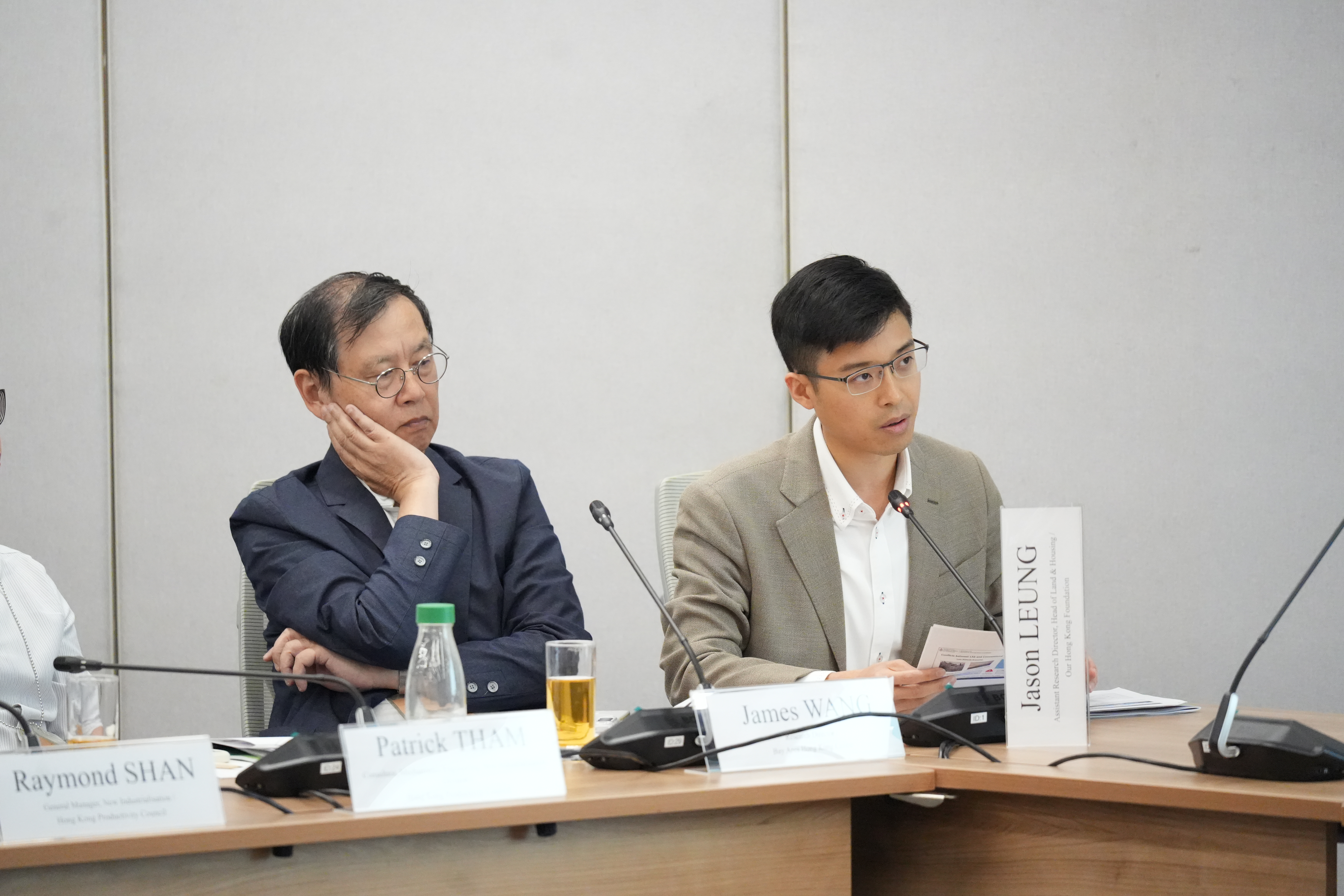 大灣區香港中心研究總監王緝憲博士(左)及團結香港基金助理研究總監梁躍昊(右)出席會議。