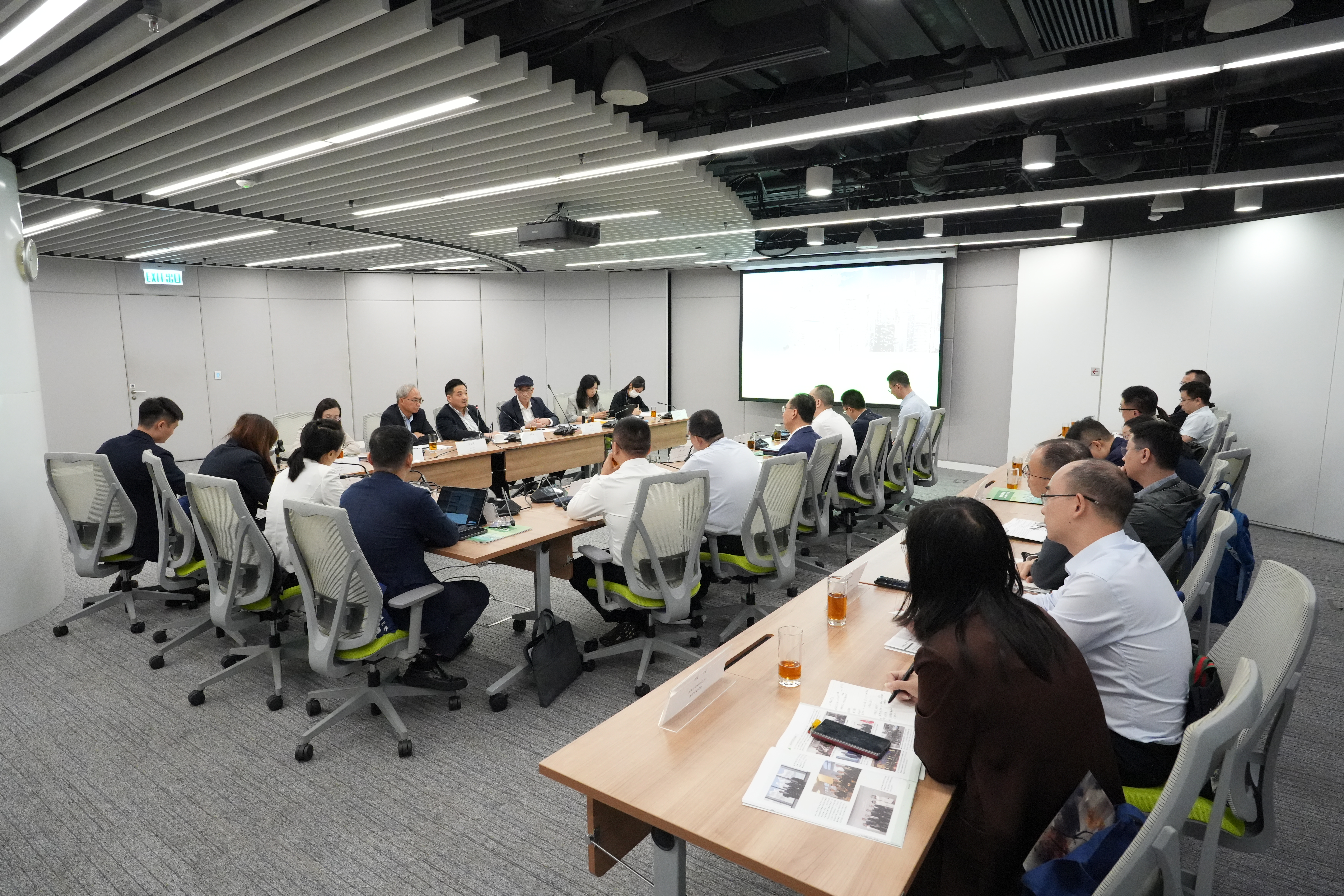 特首政策组团队与深圳市政府访港代表团进行深入交流。