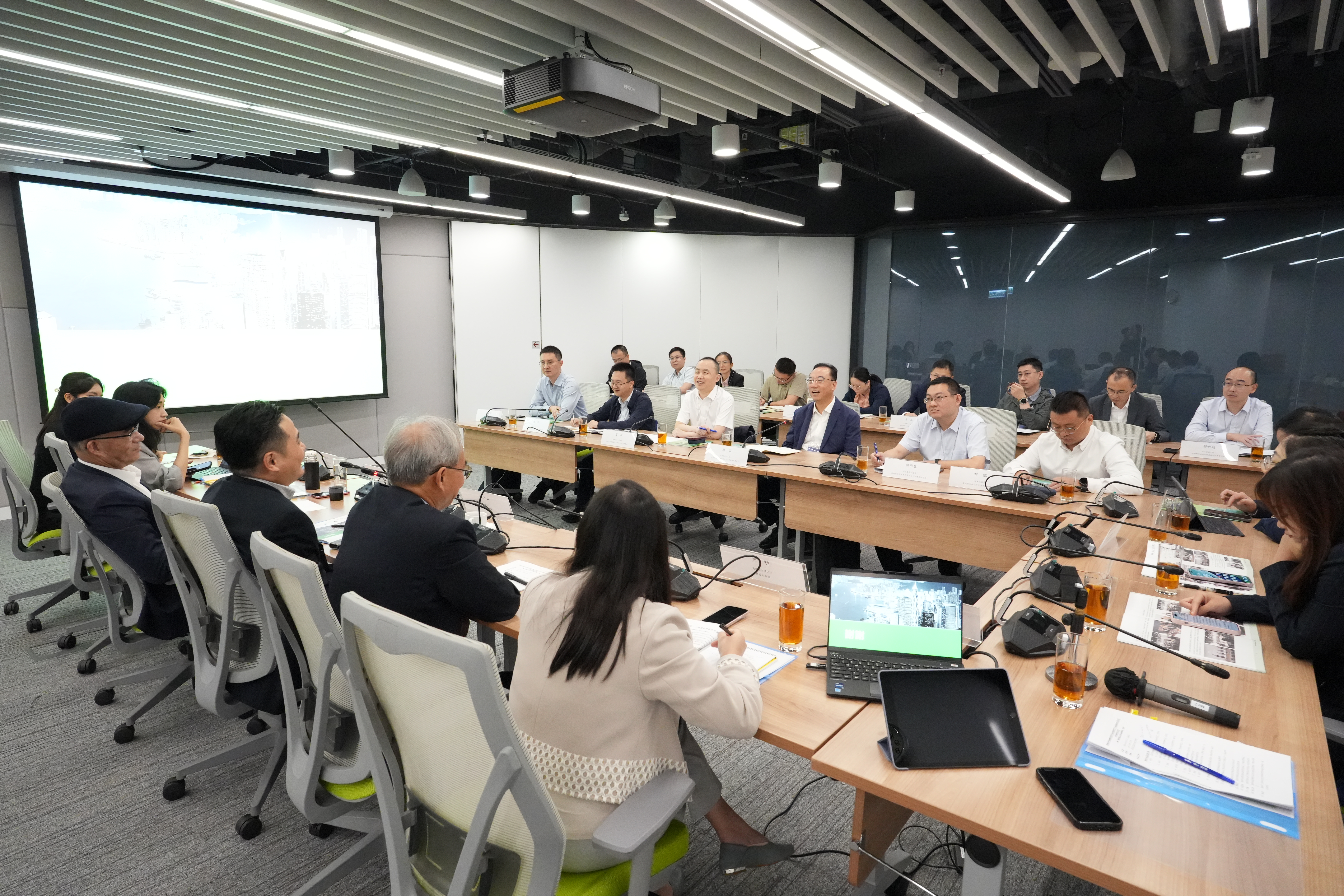 特首政策组团队与深圳市政府访港代表团进行深入交流。