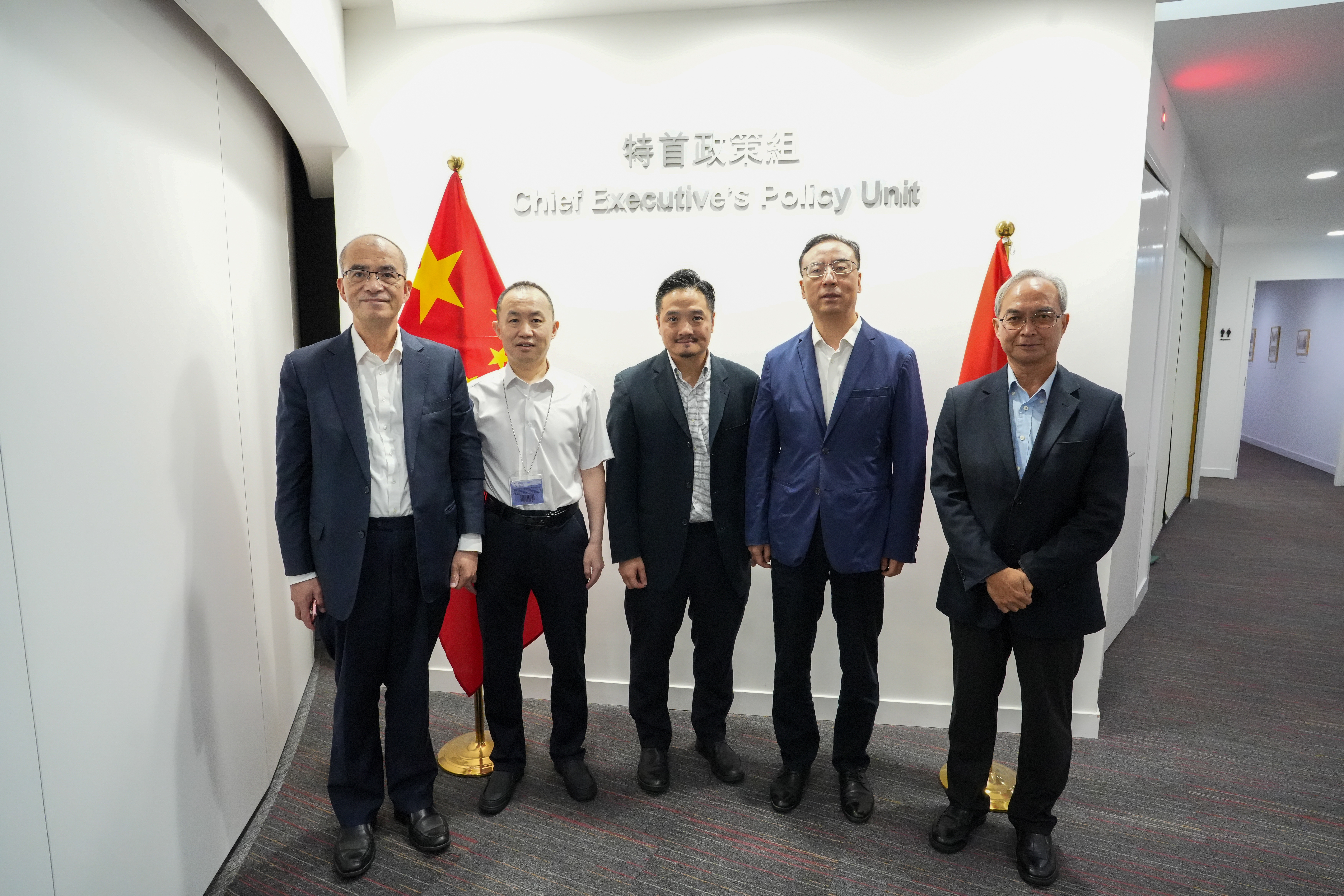 黄元山博士(中)、王春新博士(左一)及关家明(右一)与深圳市人民政府发展研究中心(政策研究室)党组书记、主任韩荡(右二)及政策研究室党组成员、副主任夏阳(左二)会面。