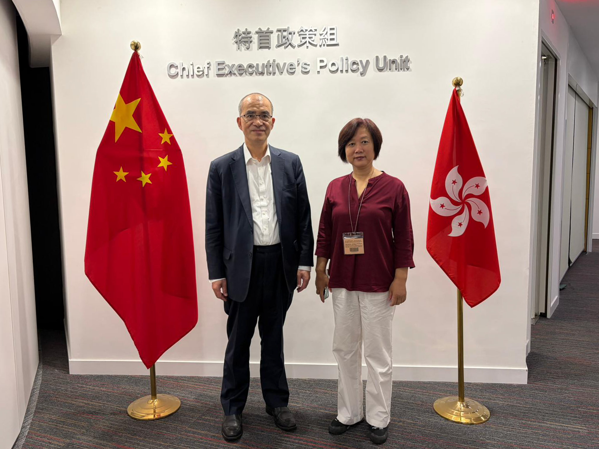 王春新博士（左）與北京商務服務業聯合會創始人兼會長曹磊（右）會面。