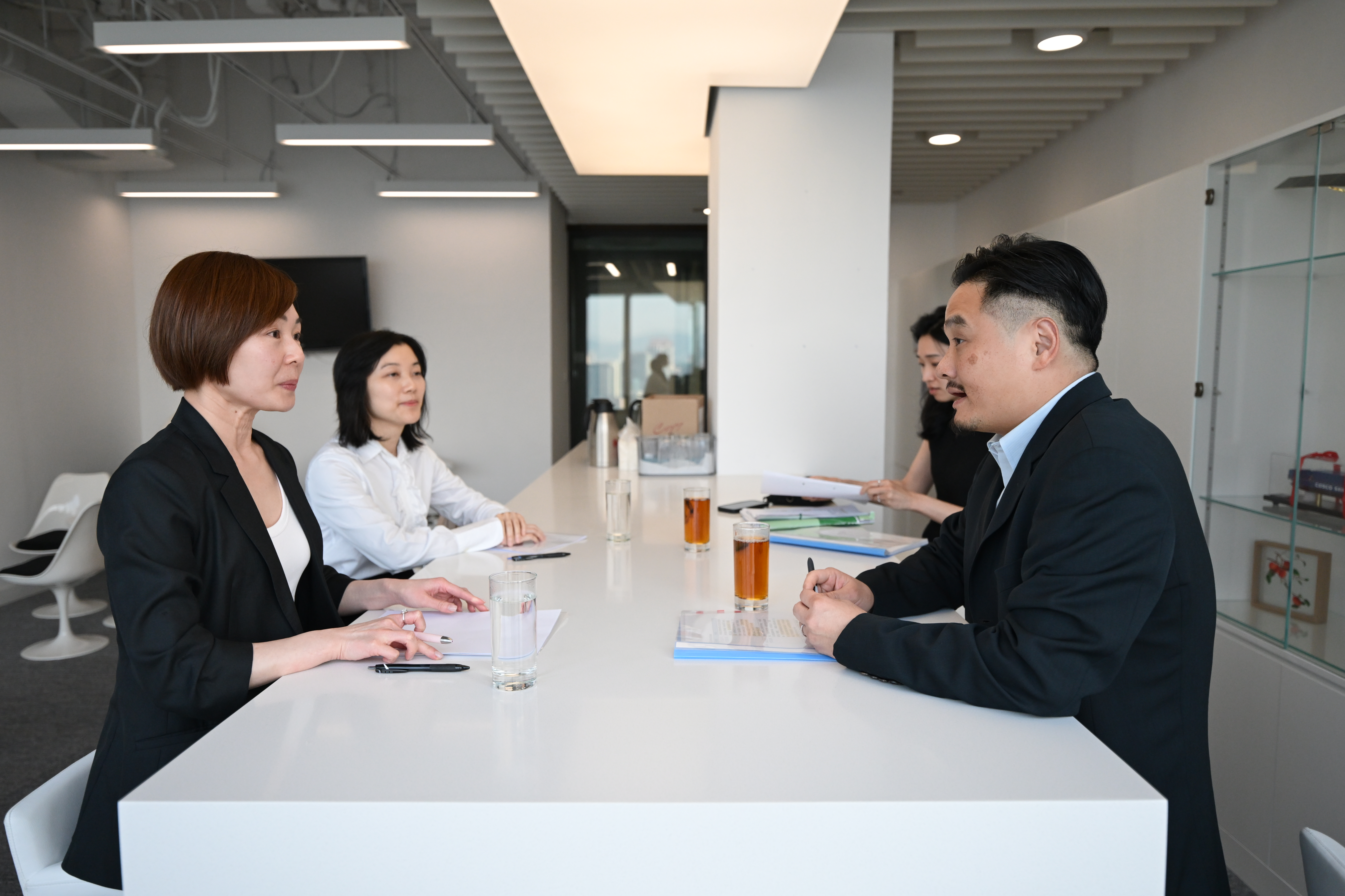 黃元山博士（右一）與香港投資管理有限公司行政總裁陳家齊（左一）一行會面。