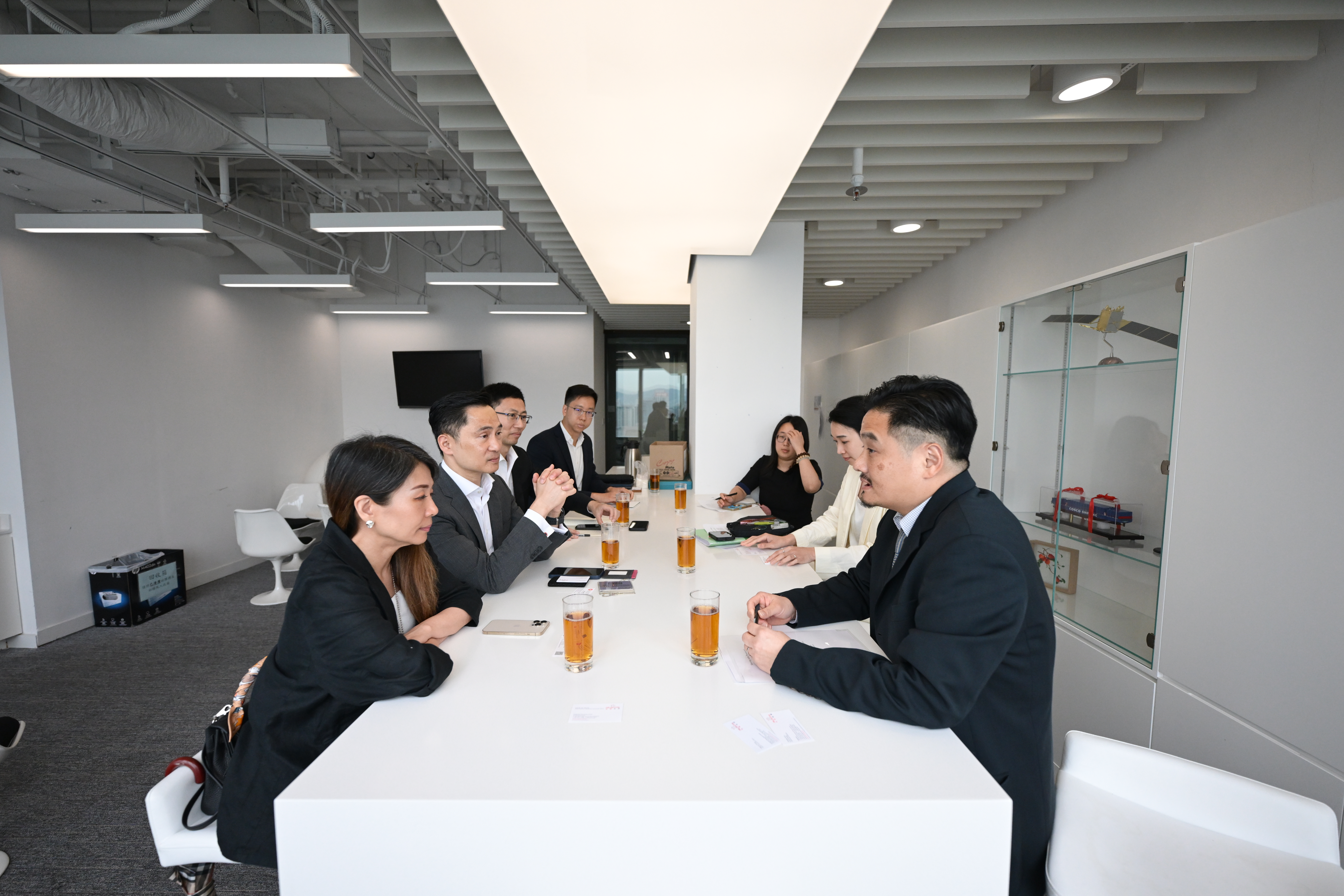 黃元山博士（右一）與保誠保險首席客務營運及健康保障業務總監歐陽佩玲（左一）及其團隊會面。