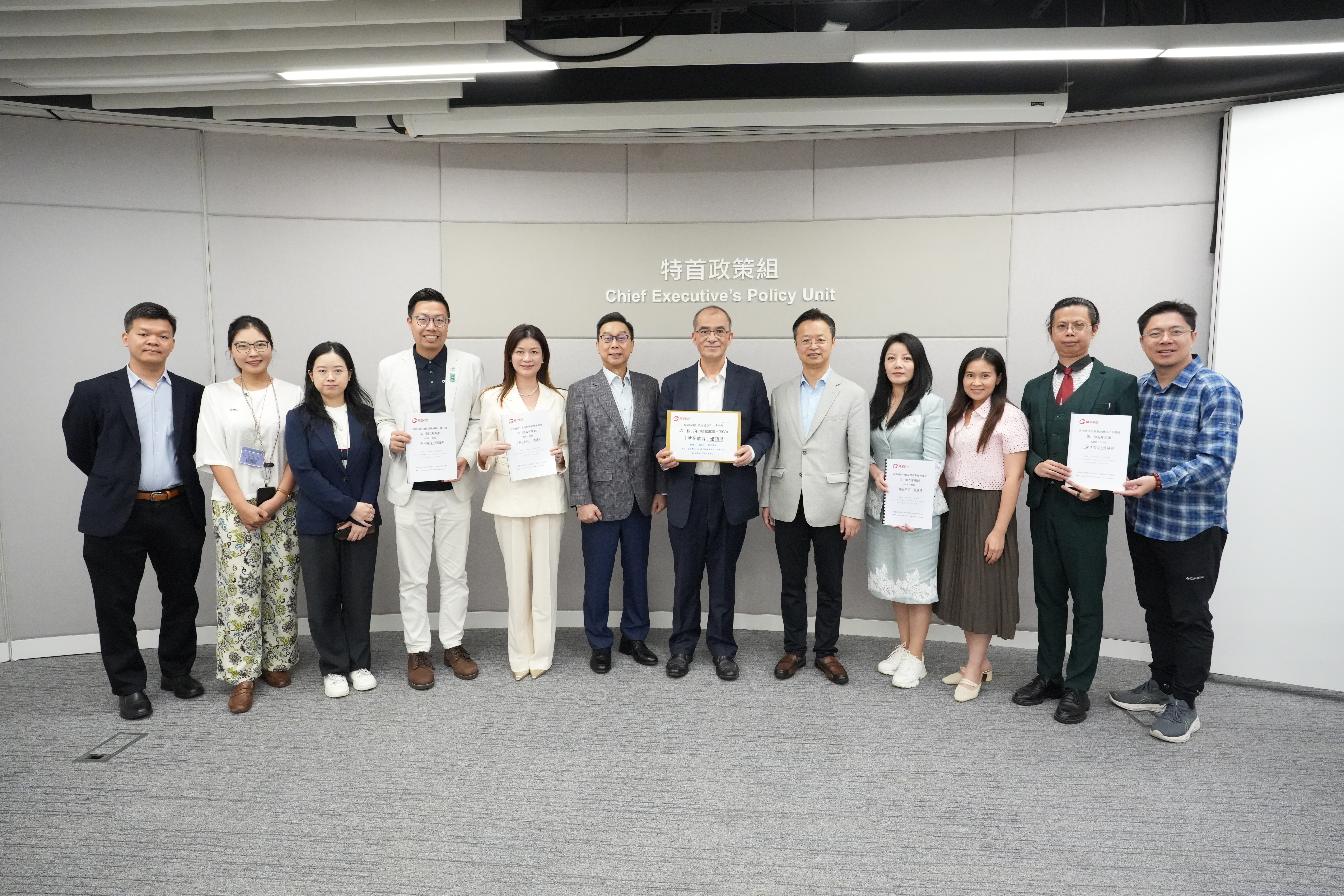 王春新博士（右六）與就是敢言主席盧業樑（左六）及其團隊會面。