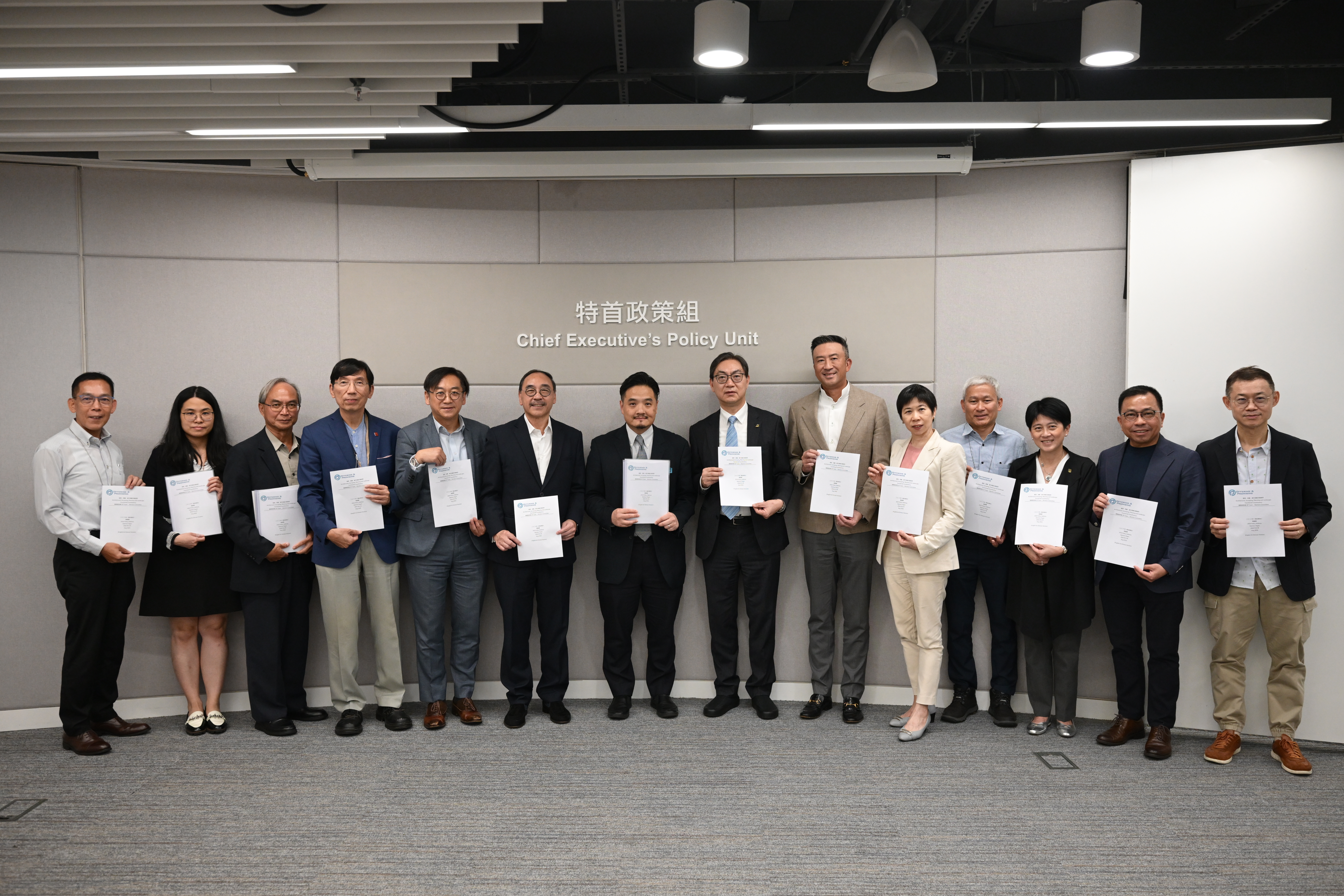 黃元山博士（左七）及關家明（左三）與建築、測量、都市規劃及園境界選委會面。右七為立法會議員黃浩明；右五為立法會議員劉文君。