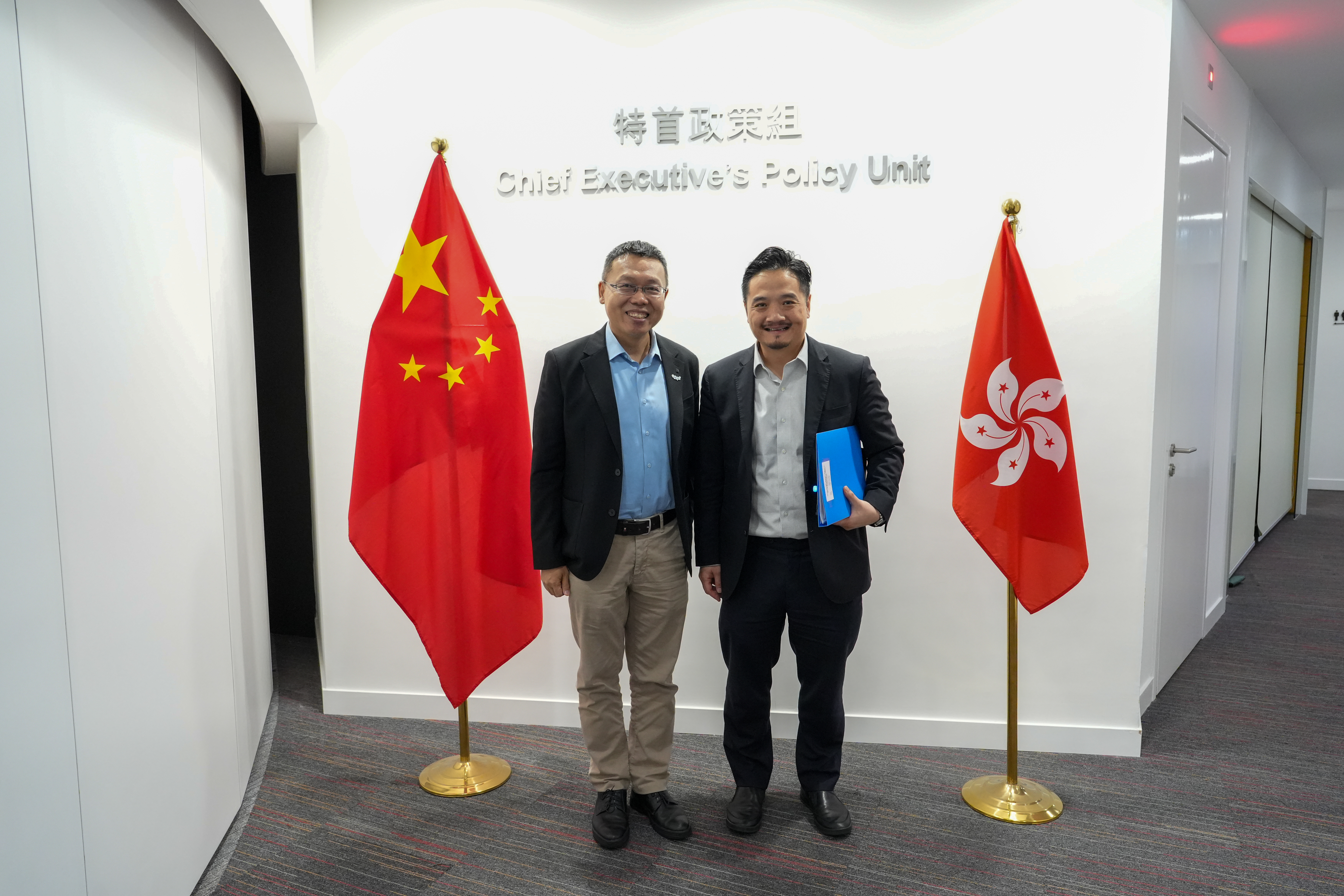 黃元山博士（右）與香港生產力促進局首席創新總監、國家工程研究中心香港分中心主任都永海（左）會面。