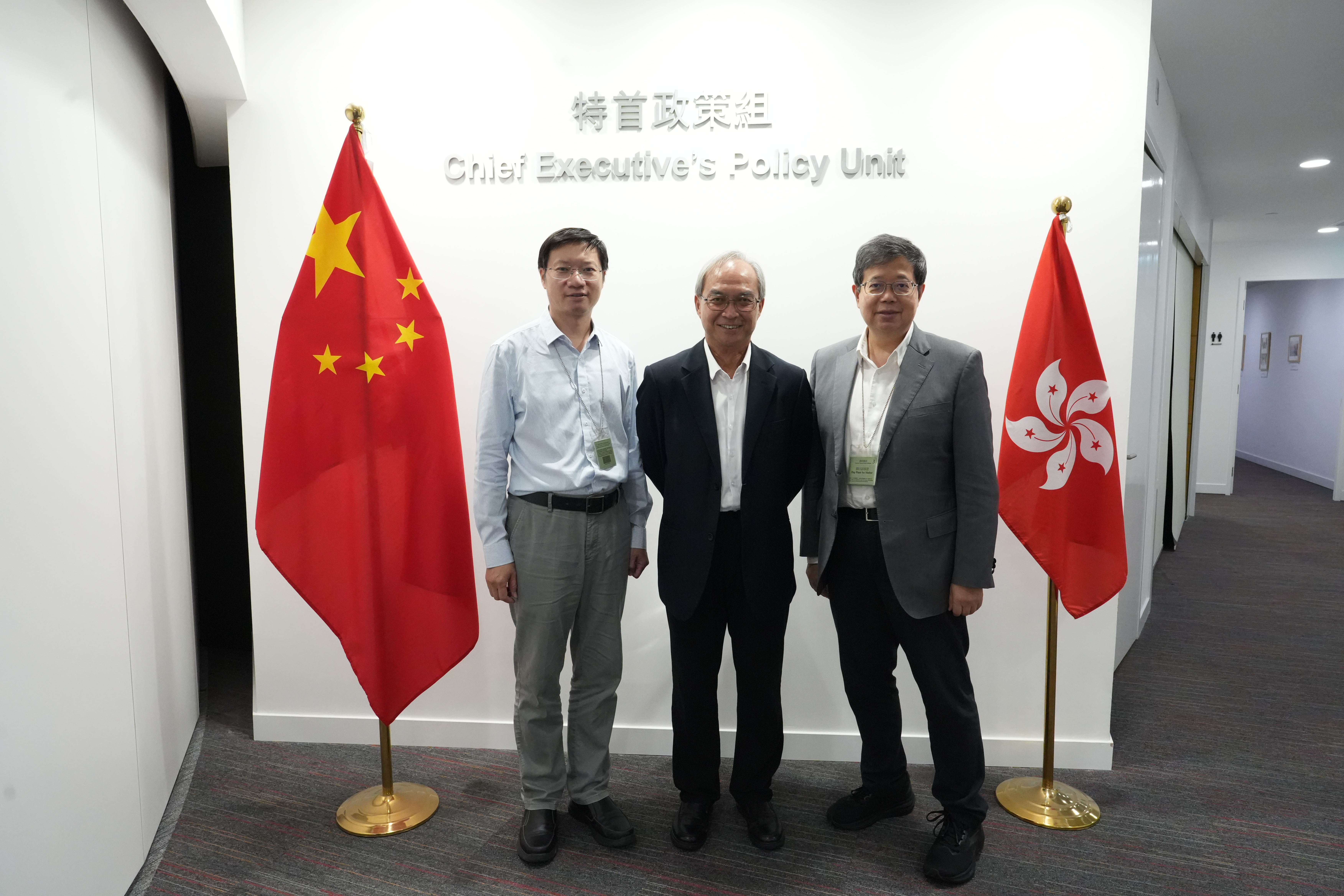 關家明（中）與特首政策組專家組成員、香港科技大學利豐供應鏈研究院執行總監張家敏（右）及其團隊會面。