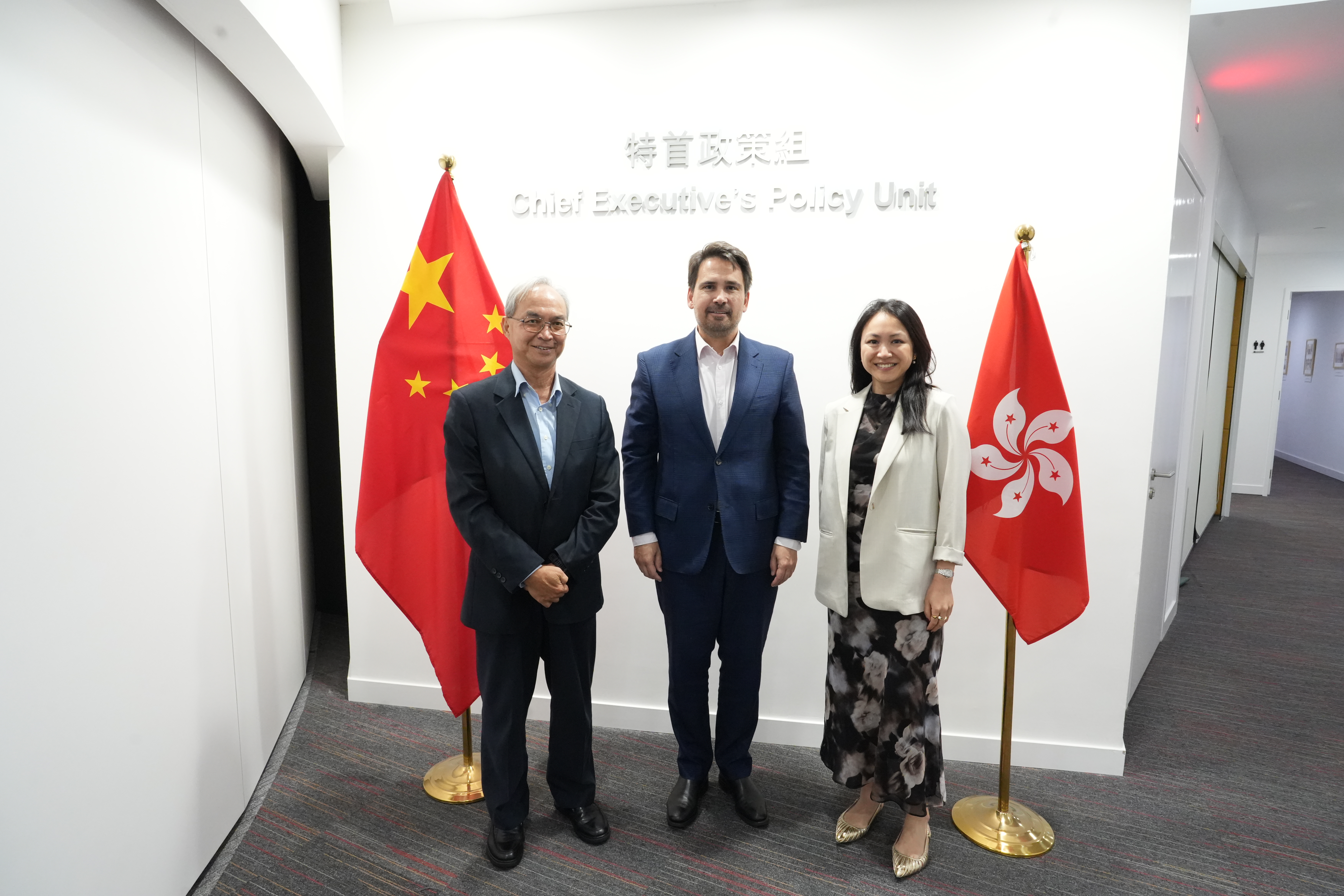 關家明（左一）與奧克蘭商會行政總裁Simon Bridges（中）會面。