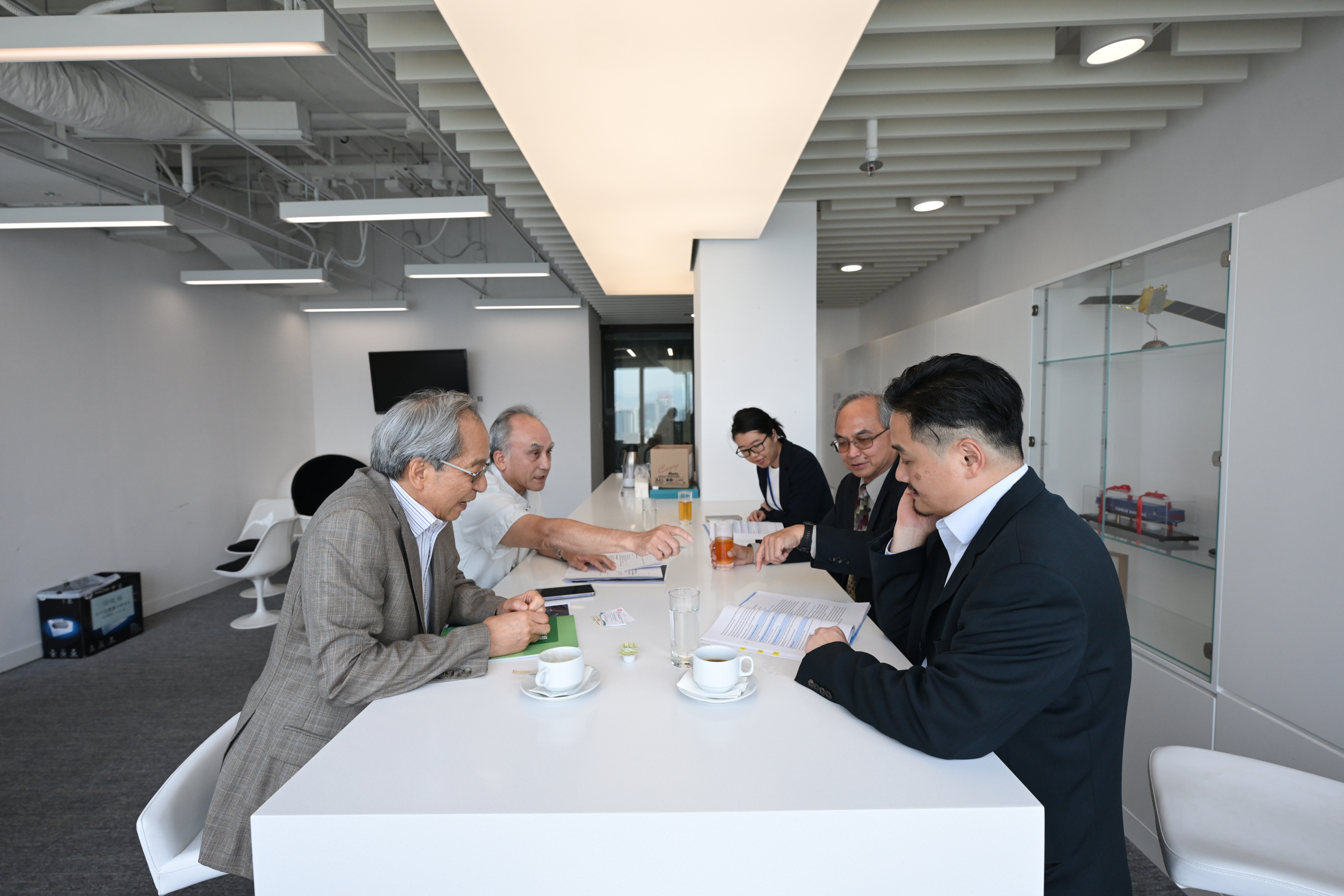 黃元山博士（右一）及關家明（右二）與香港商業航天協會有限公司董事局主席梁甜昭教授（左一），以及署理首席執行官兼創辦人李嘉樂博士（左二）會面。