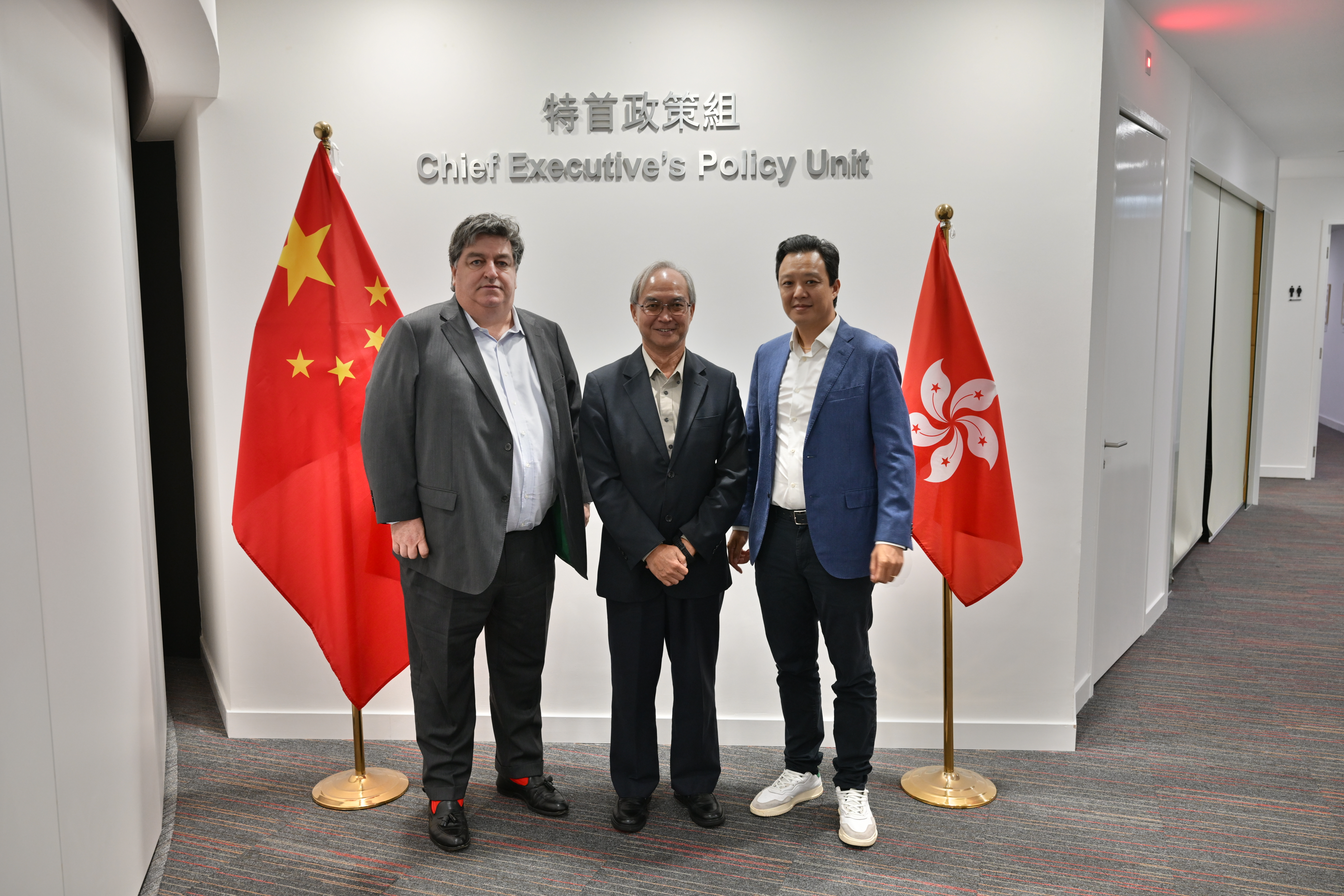 關家明（中）與The George Group董事總經理 Colin Dawson（左）及O2H2O創始合夥人吳昊峰（右）會面。