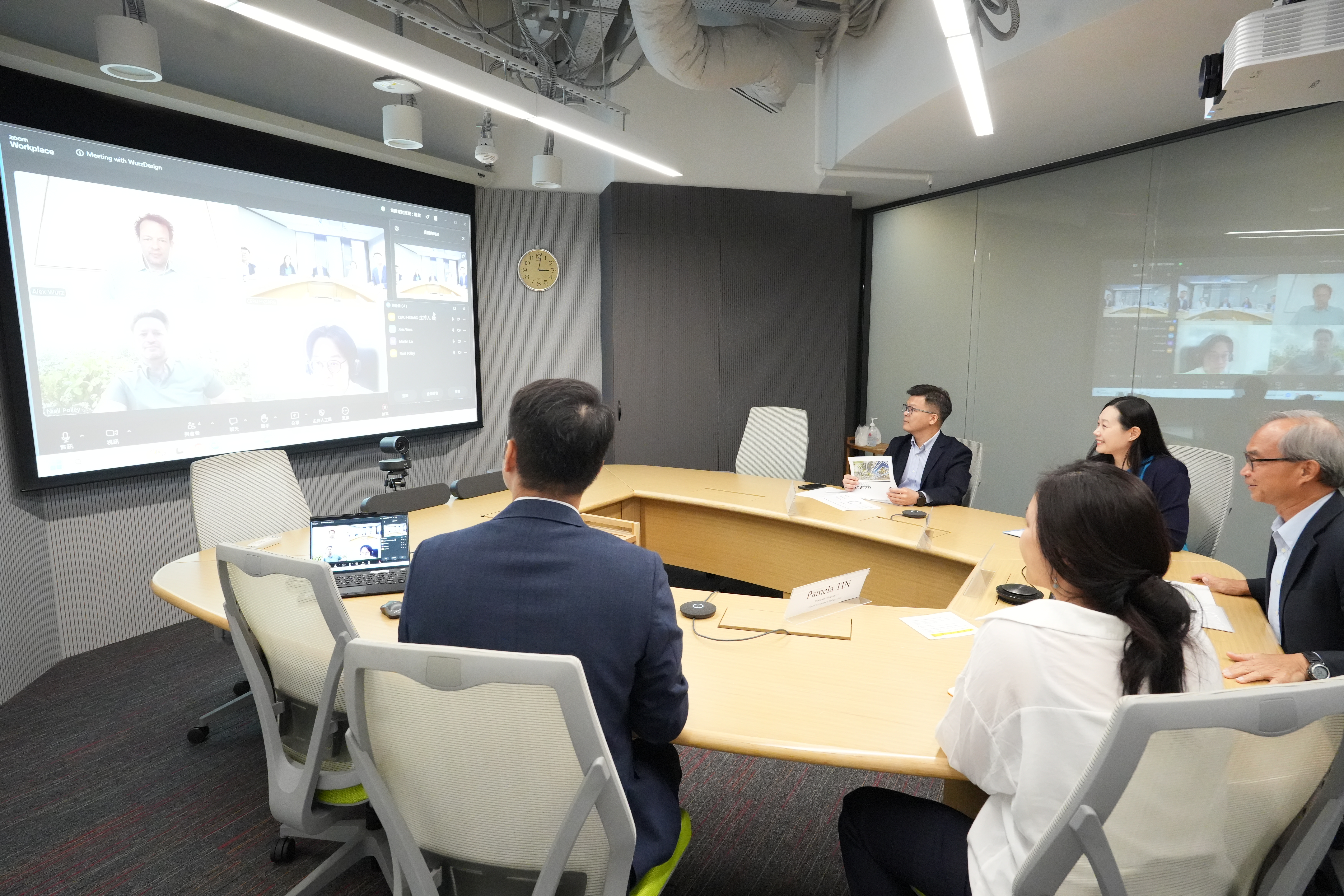 關家明（右一）與WurzDesign行政總裁兼首席設計師Alex Wurz的團隊線上會面。