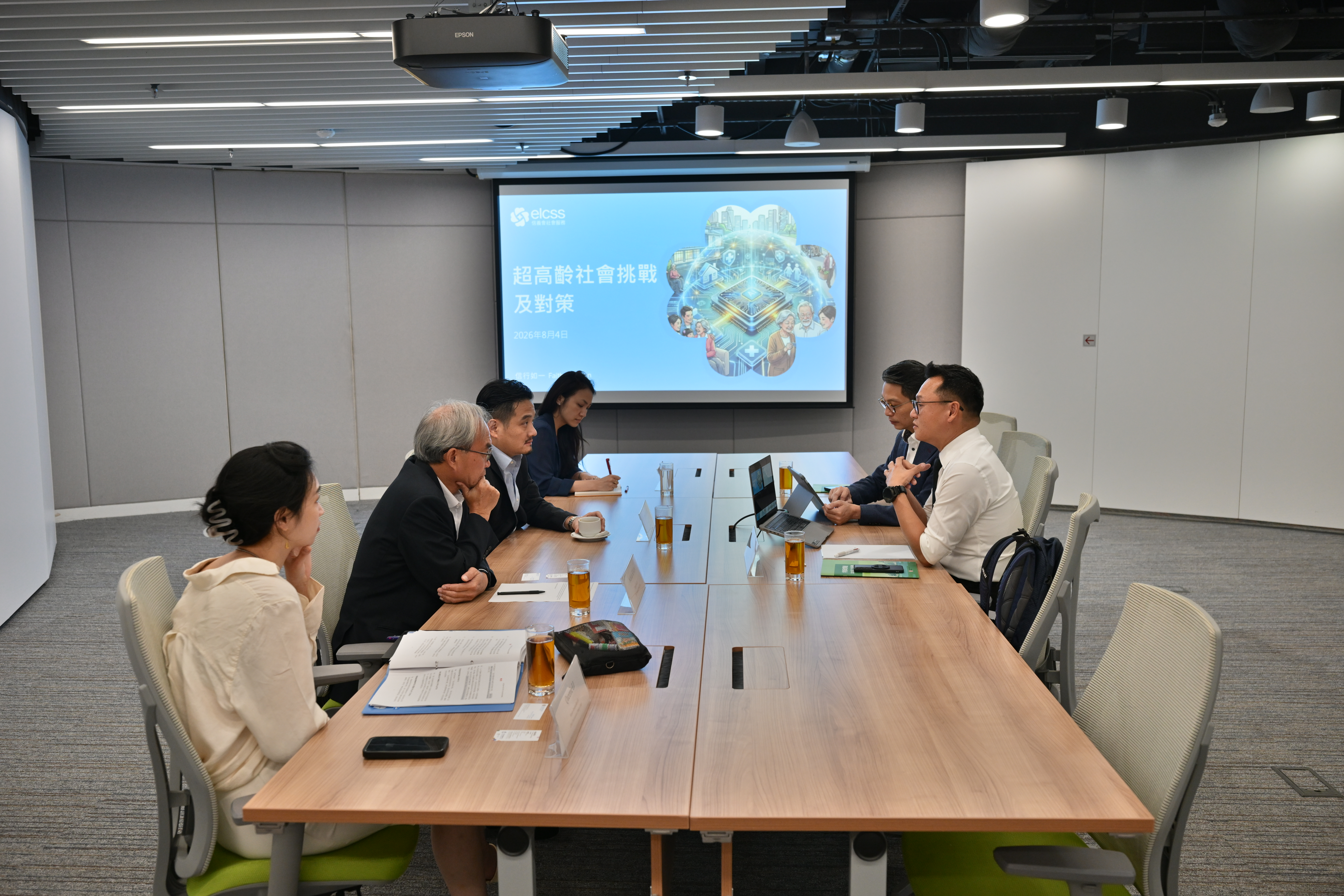黃元山博士（左三）及關家明（左二）與基督教香港信義會社會服務部總幹事黃智傑（右一）及其團隊會面。