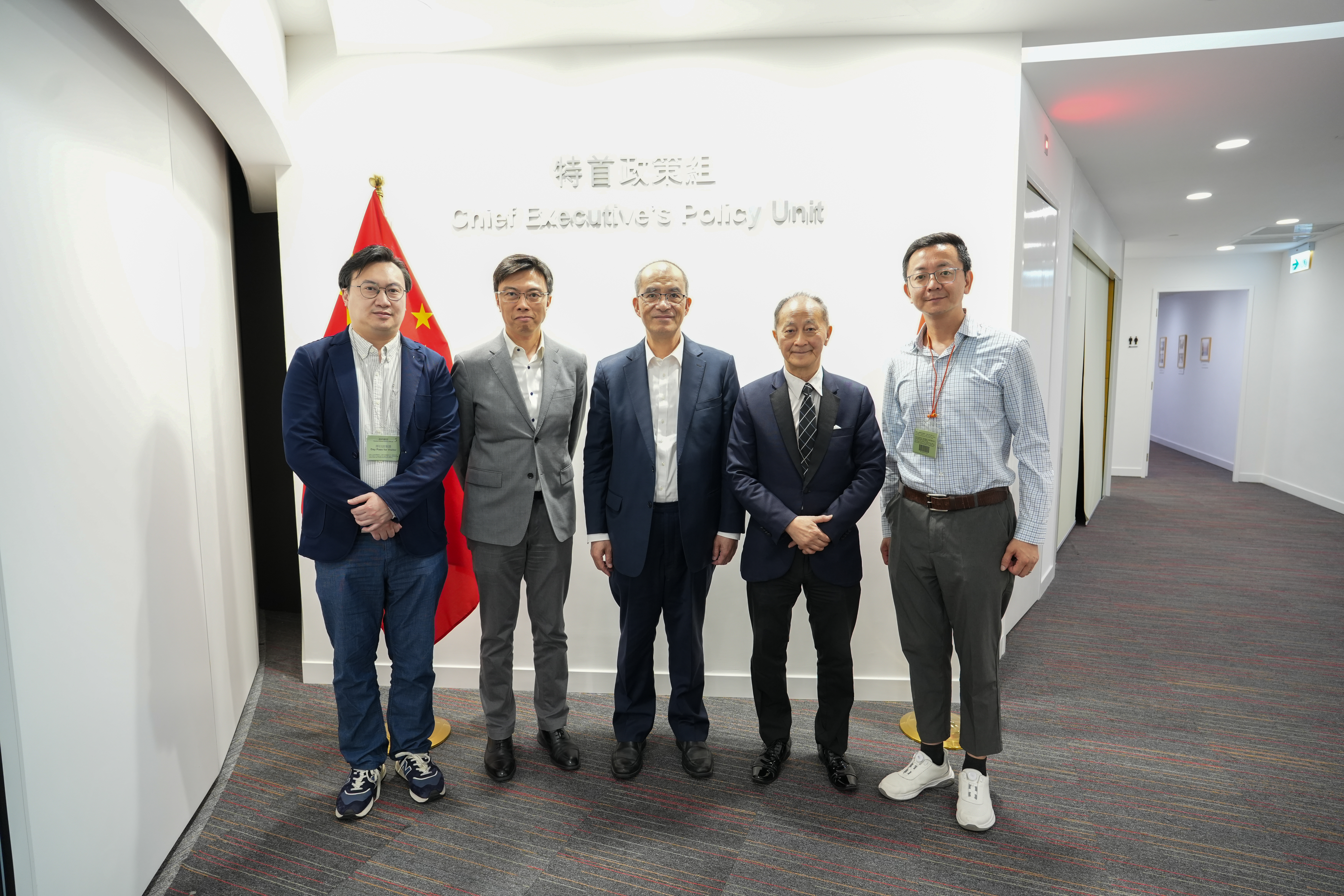 王春新博士（中）與香港公共管治學會理事長陳財喜（右二）一行會面。