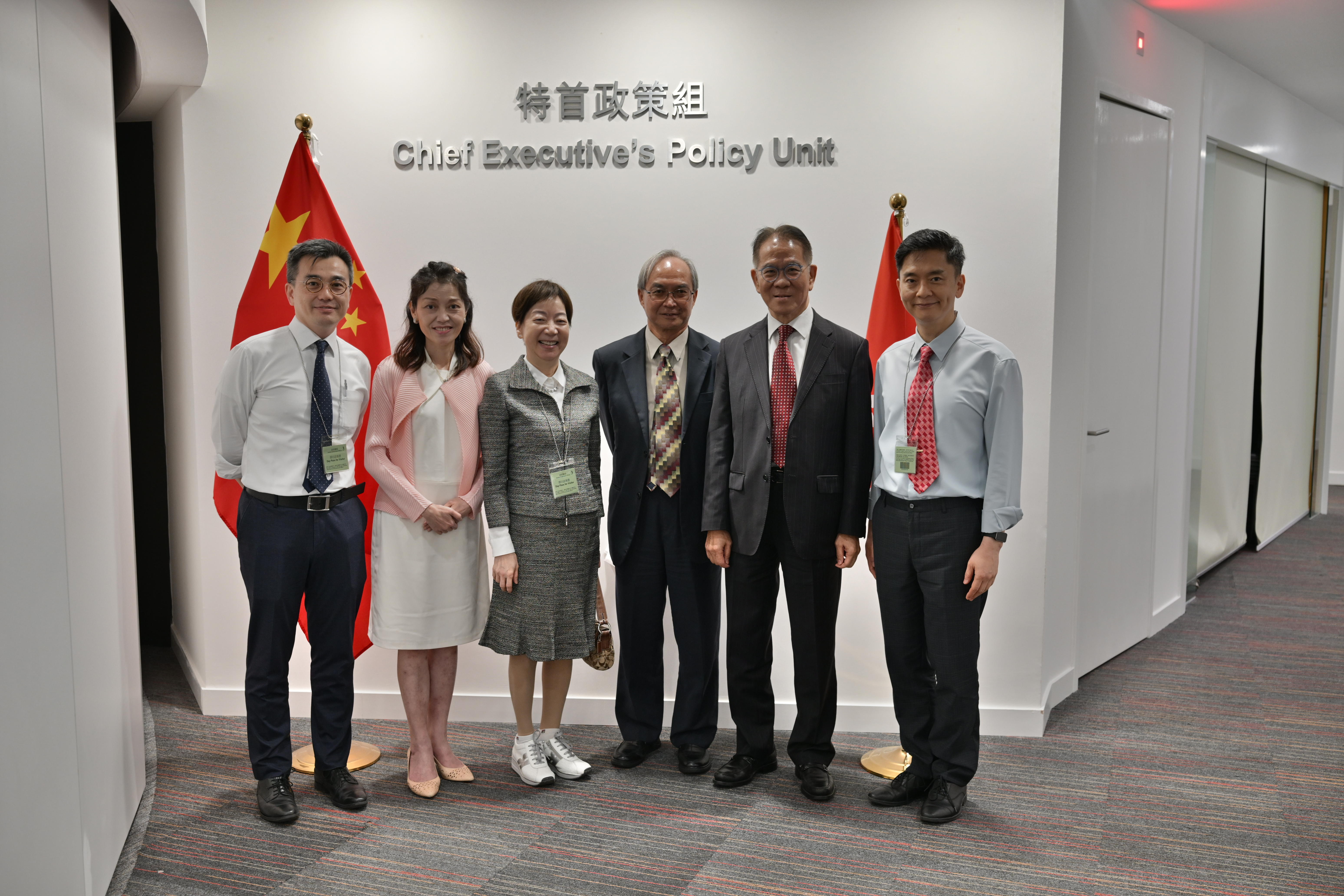 關家明（右三）與特首政策組專家組成員周伯展醫生（右二）及香港中華醫學會代表會面。