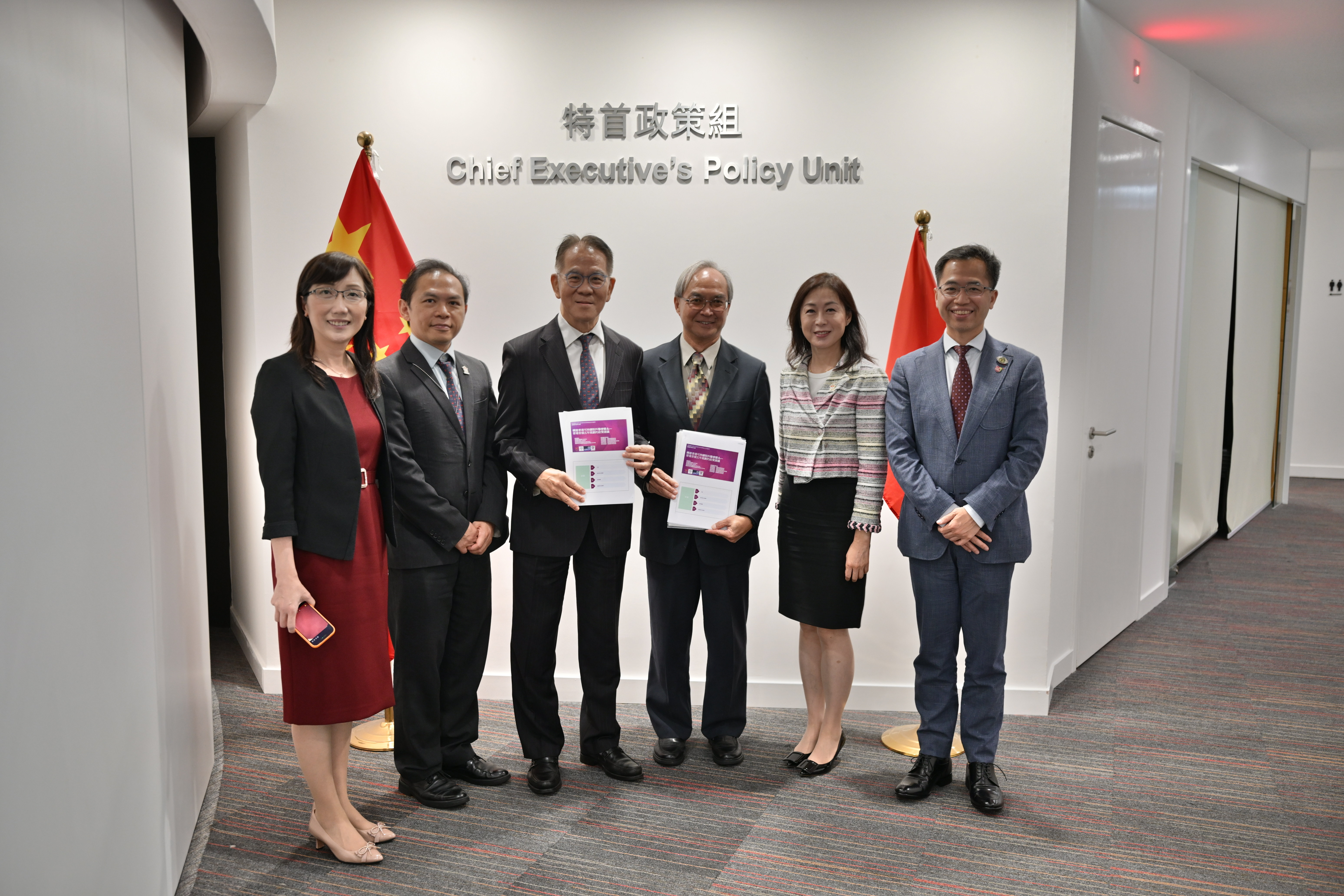 關家明（右三）與特首政策組專家組成員周伯展醫生（左三）及眼科組織代表會面。