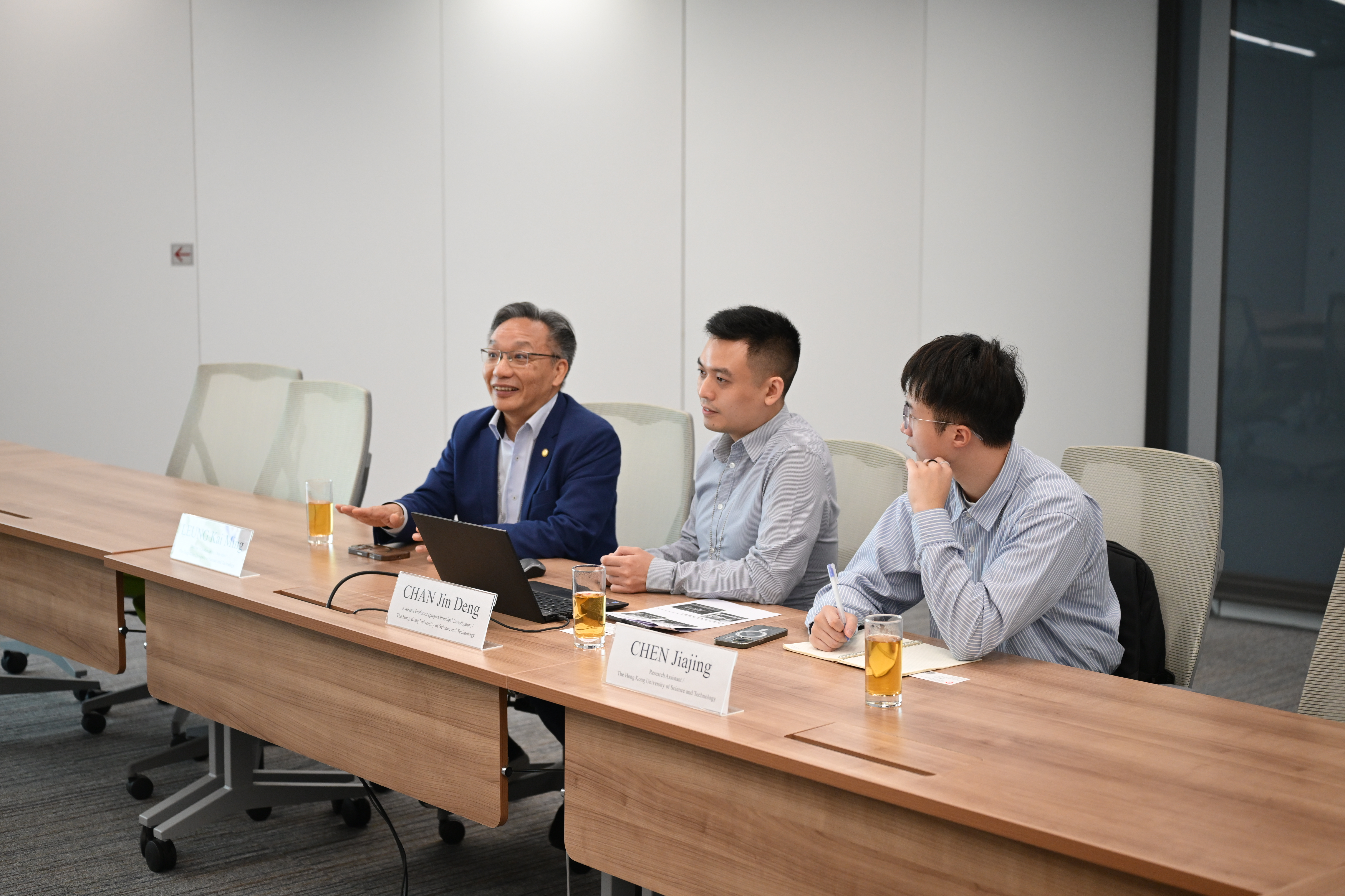 香港科技大學環境及可持續發展學部助理教授陳晋登（中）分享調研方案。