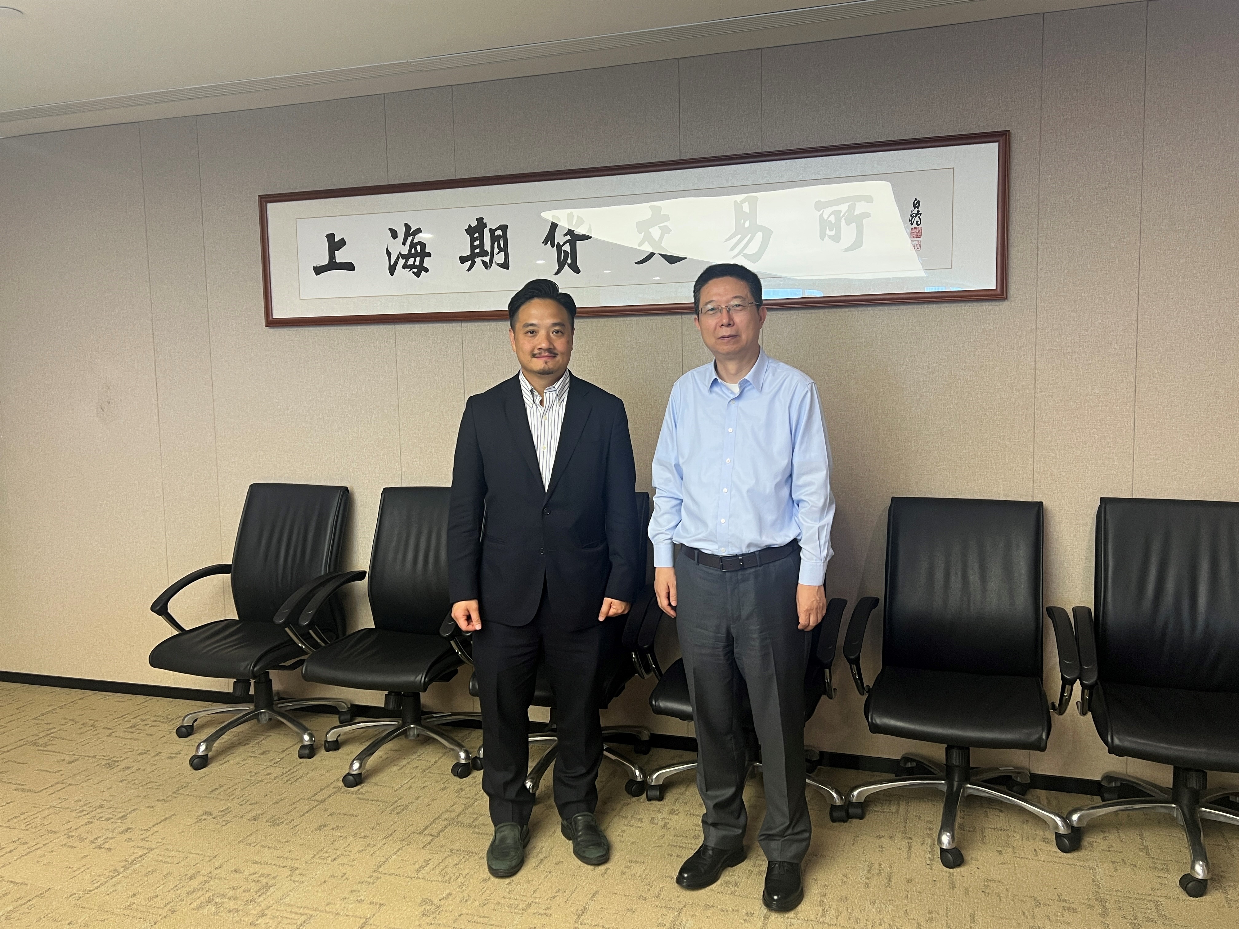 黃元山博士(左)與上海期貨交易所總經理魯東升(右)會面。