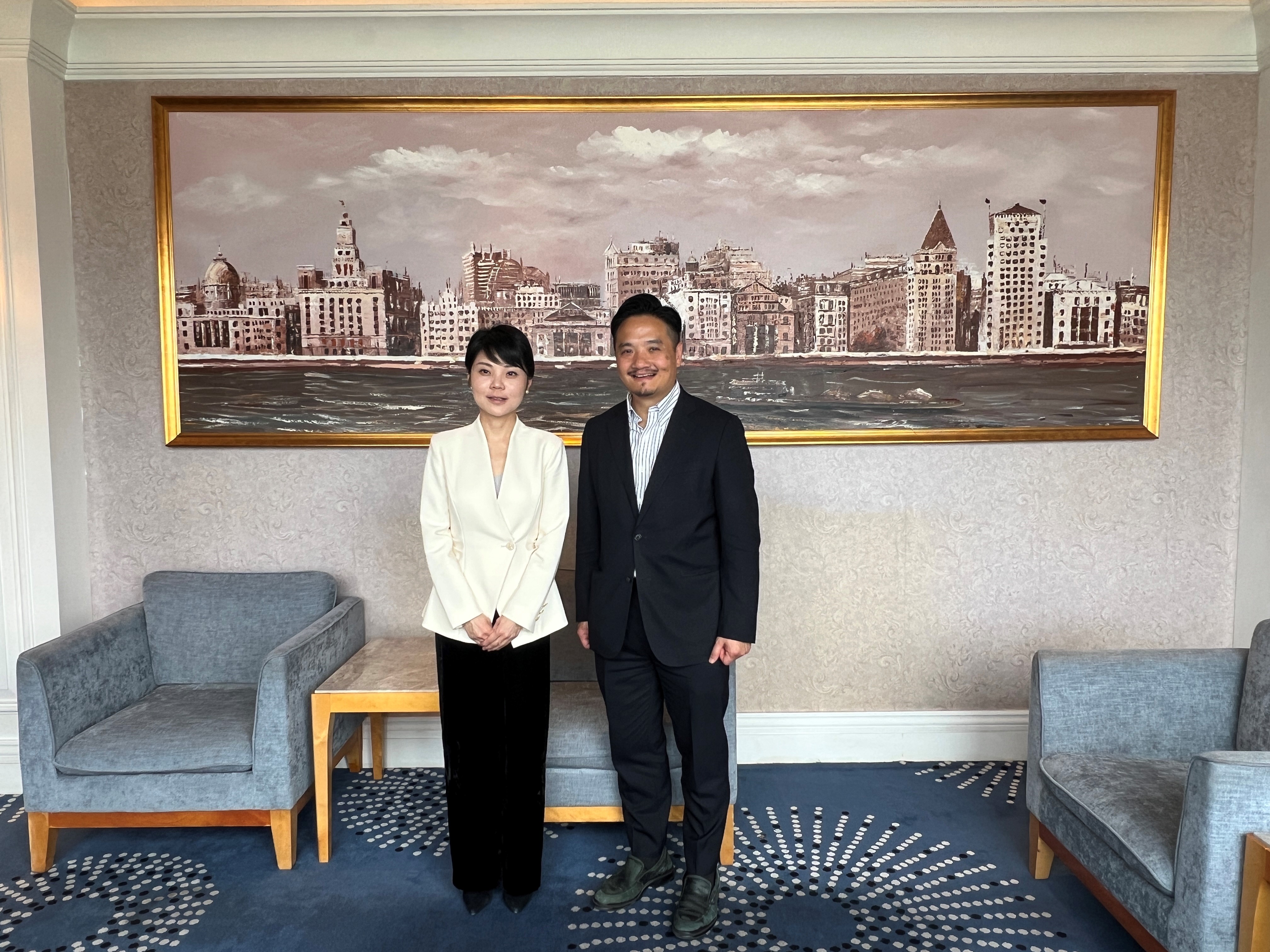 黃元山博士(右)與上海市人民政府港澳事務辦公室主任馬穎慧(左)會面。