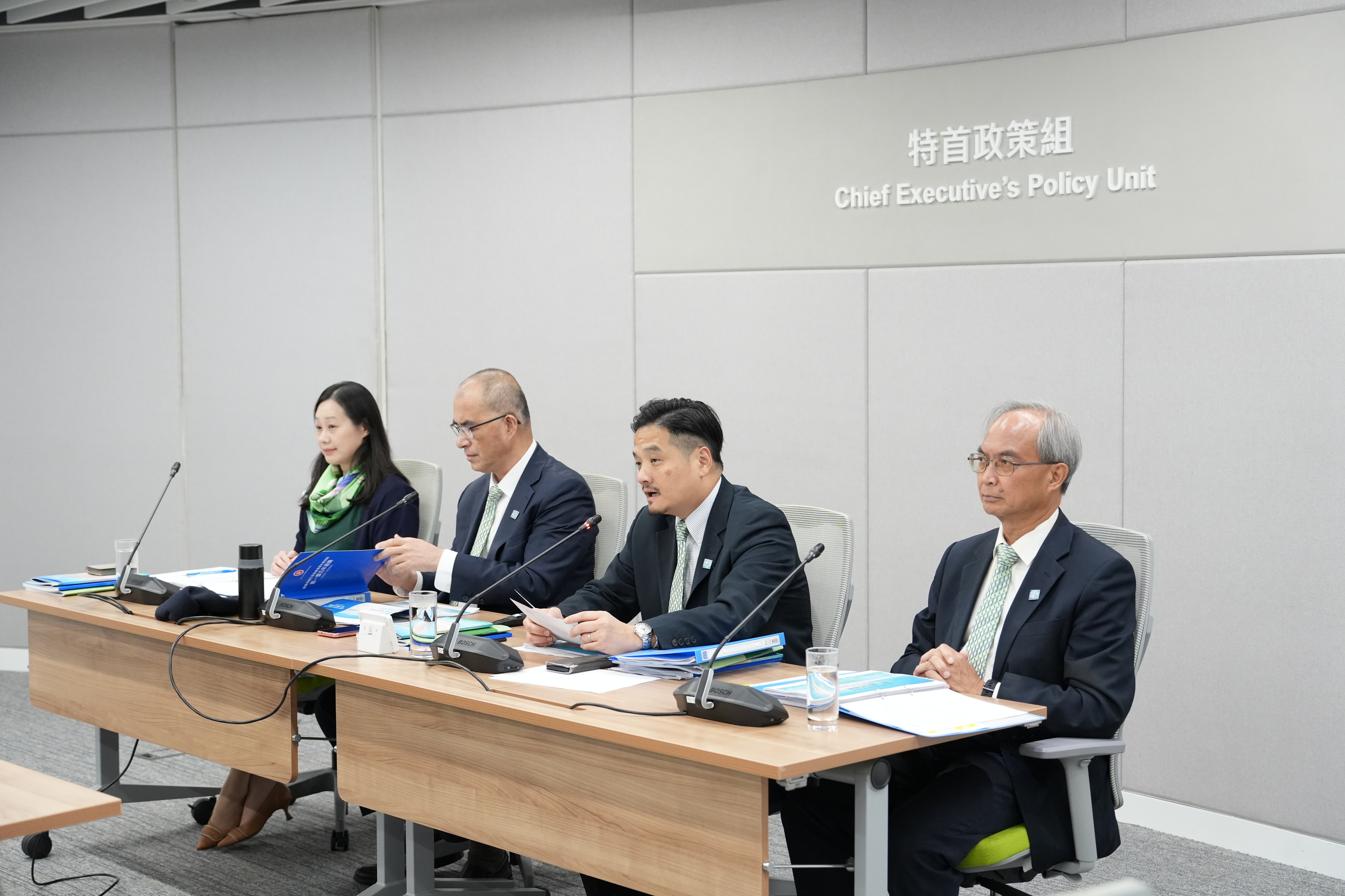 （左起）特首政策组助理组长张颂诗、副组长王春新博士、组长黄元山博士及副组长关家明出席2026年《施政报告》特首政策组专家组成员线上简介会。