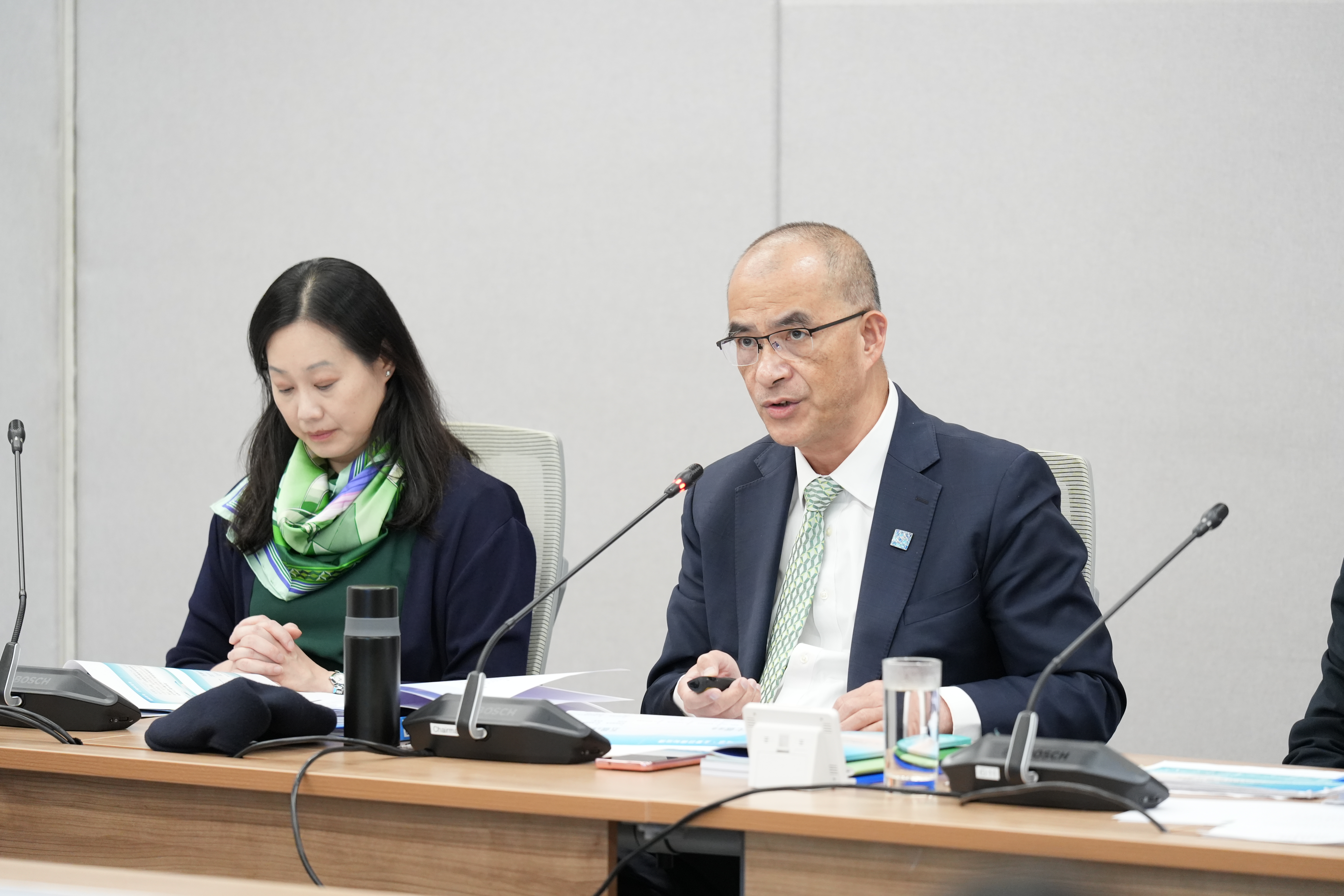 特首政策组副组长王春新博士（右）及助理组长张颂诗（左）出席2026年《施政报告》特首政策组专家组成员线上简介会。
