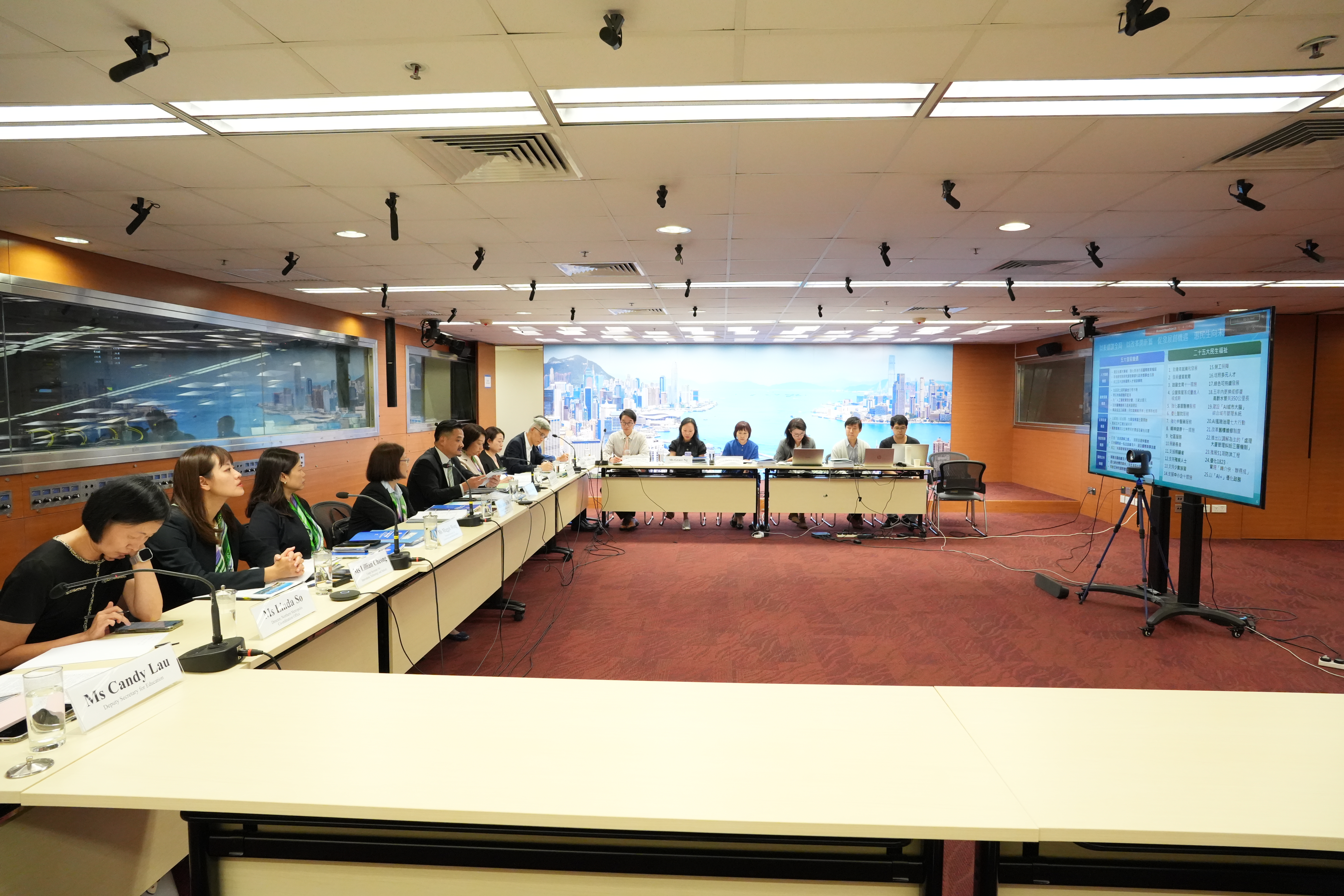 黄元山博士出席驻海外经济贸易办事处及驻内地办事处视像简报会。