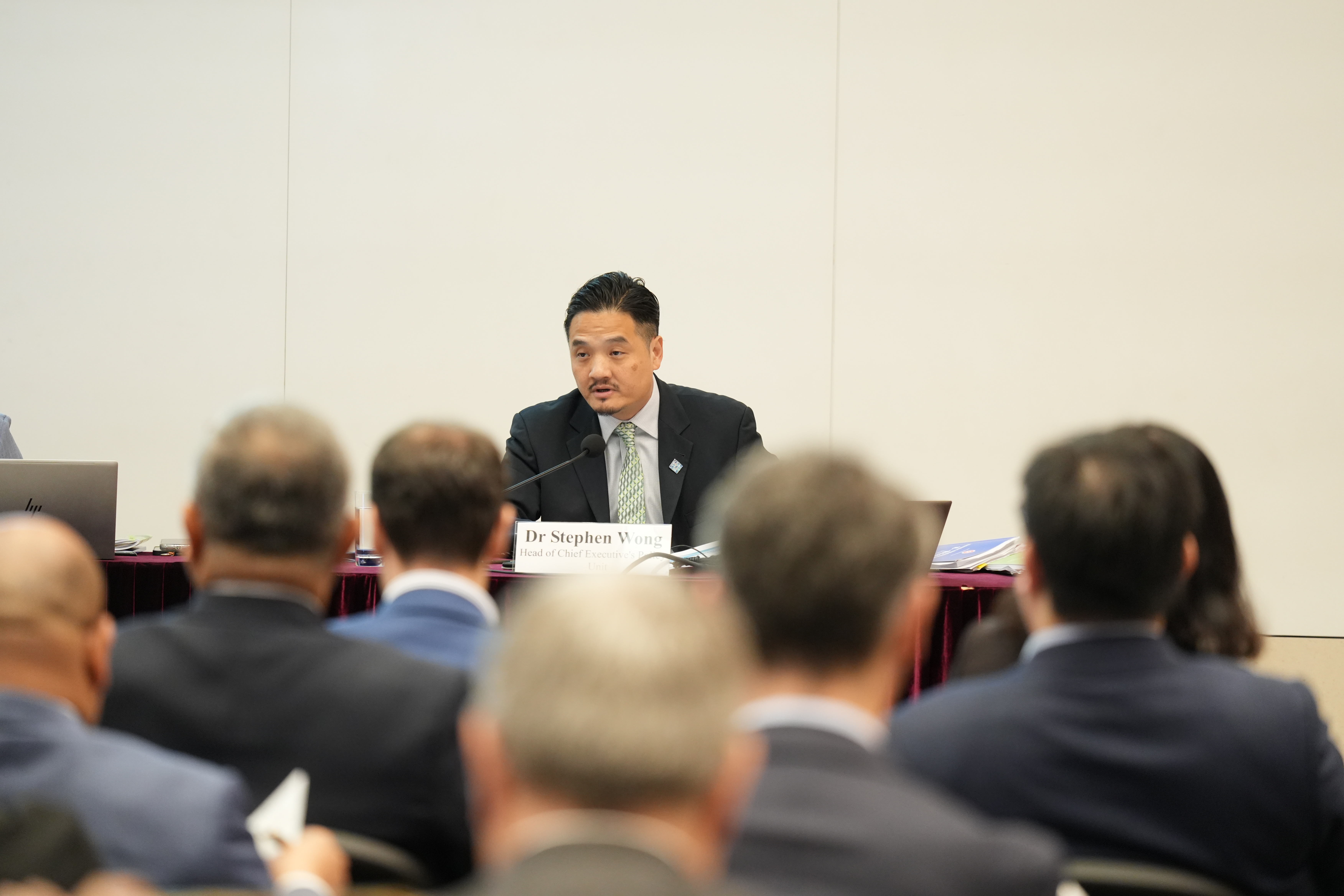 黄元山博士出席简报会，向各国驻港领事馆和各国商会代表讲解《施政报告》重点措施。