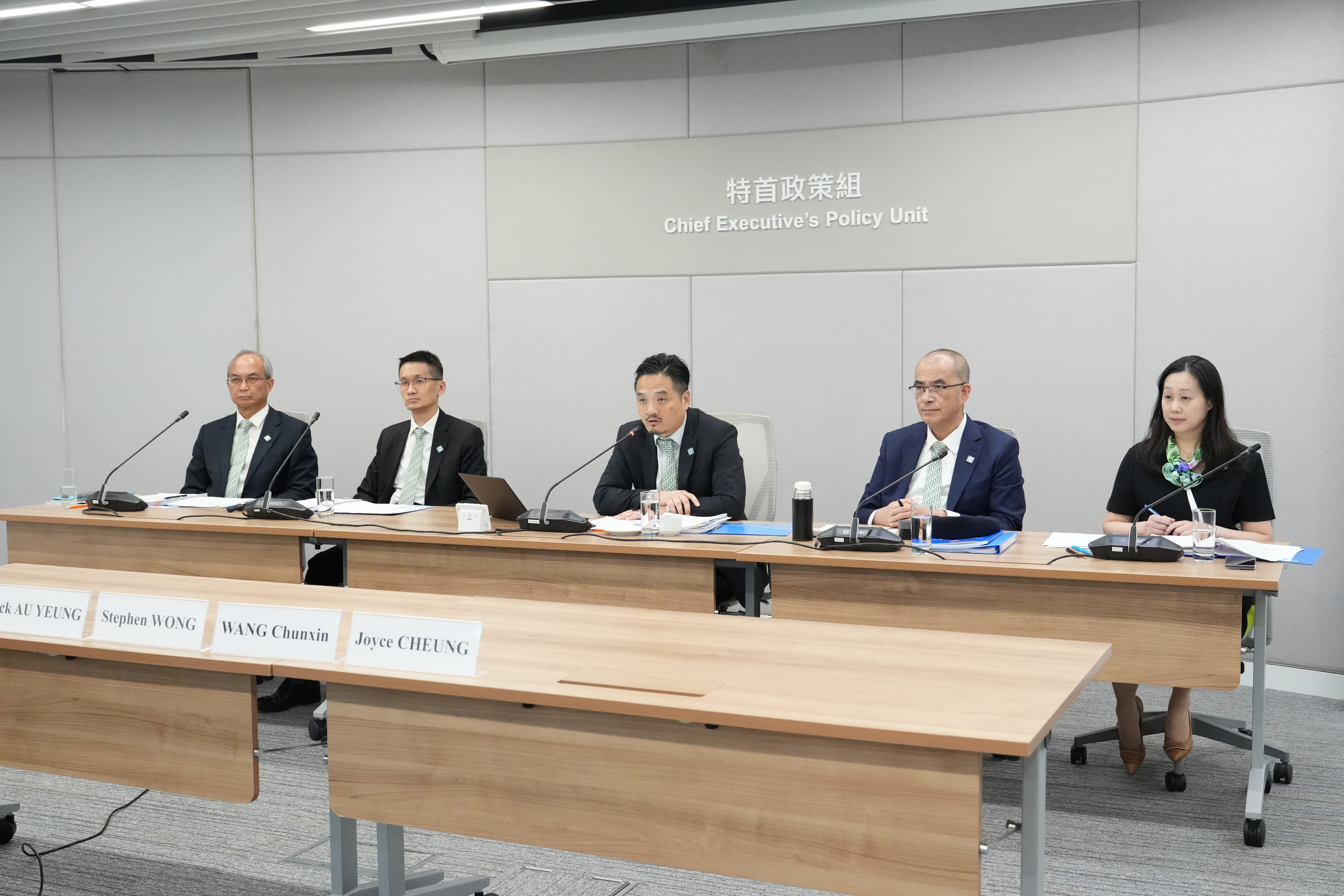 （左起）特首政策组副组长关家明、副组长欧阳力、组长黄元山博士、副组长王春新博士及助理组长张颂诗出席智库界别2026年《施政报告》线上简介会。