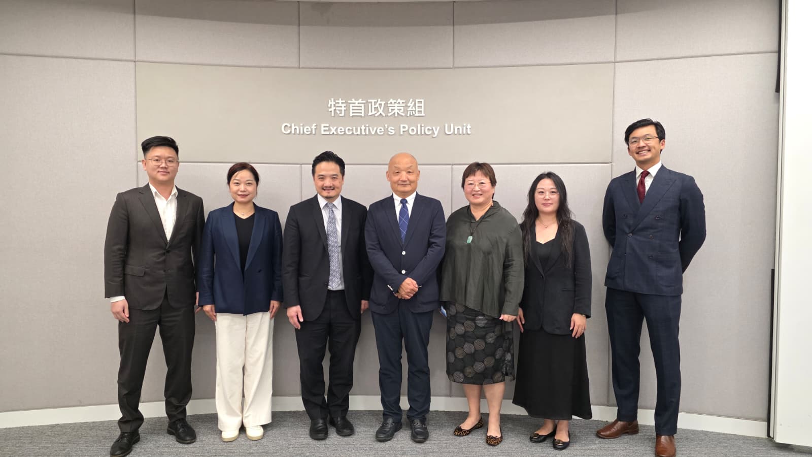 黄元山博士（左三）与中国医药创新促进会首席专家宋瑞霖（中）一行会面。