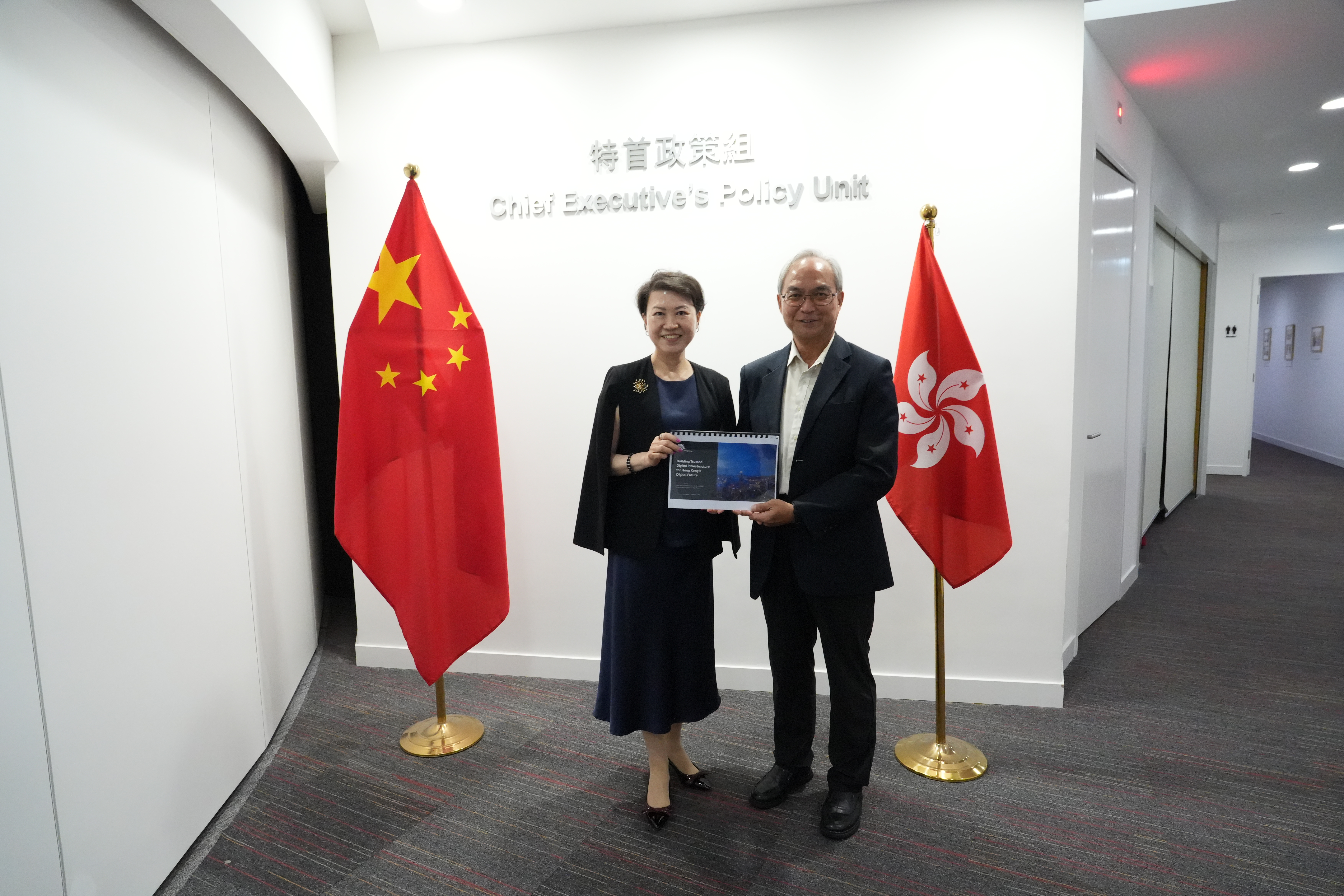 关家明（右）与香港货品编码协会总裁林洁贻（左）会面。