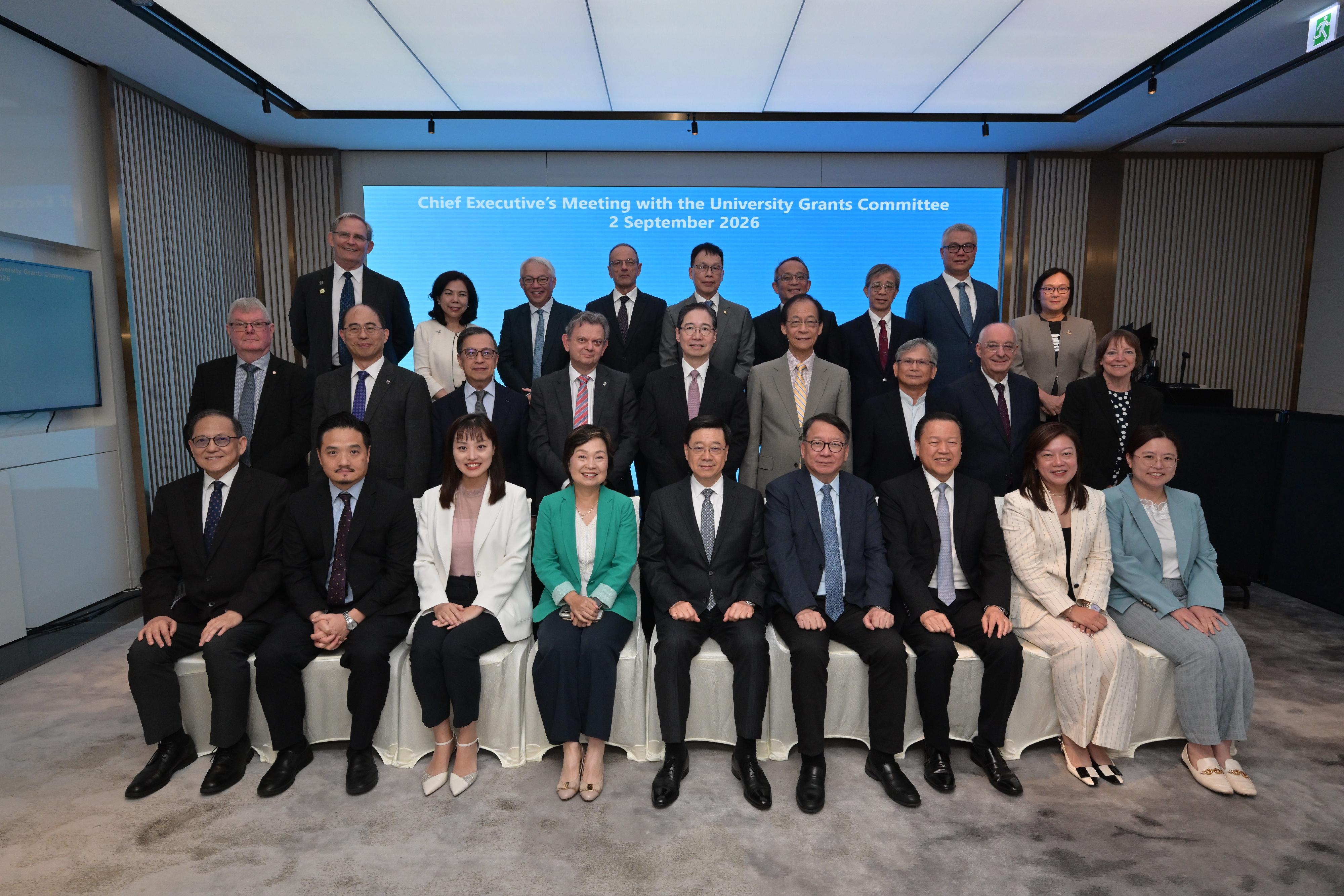 行政长官李家超（前排中）、政务司司长陈国基（前排右四）、教育局局长蔡若莲博士（前排左四）、署理创新科技及工业局局长张曼莉（前排左三）、特首政策组组长黄元山博士（前排左二）等，与大学教育资助委员会（教资会）主席雷添良（前排右三）及教资会成员会面。