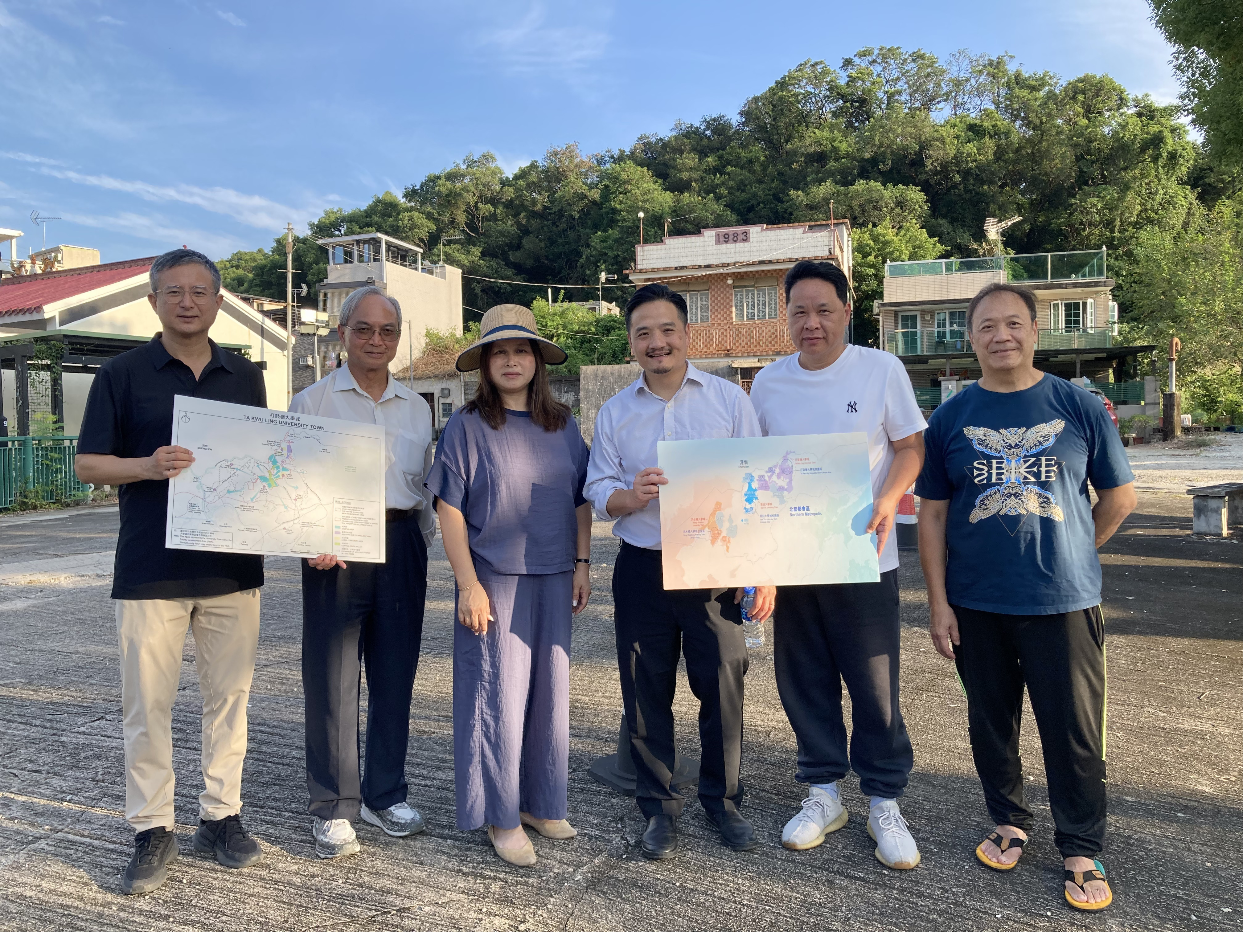 黄元山博士（右三）及关家明（左二）与打鼓岭区乡事委员会主席陈月明（左三）一行会面。