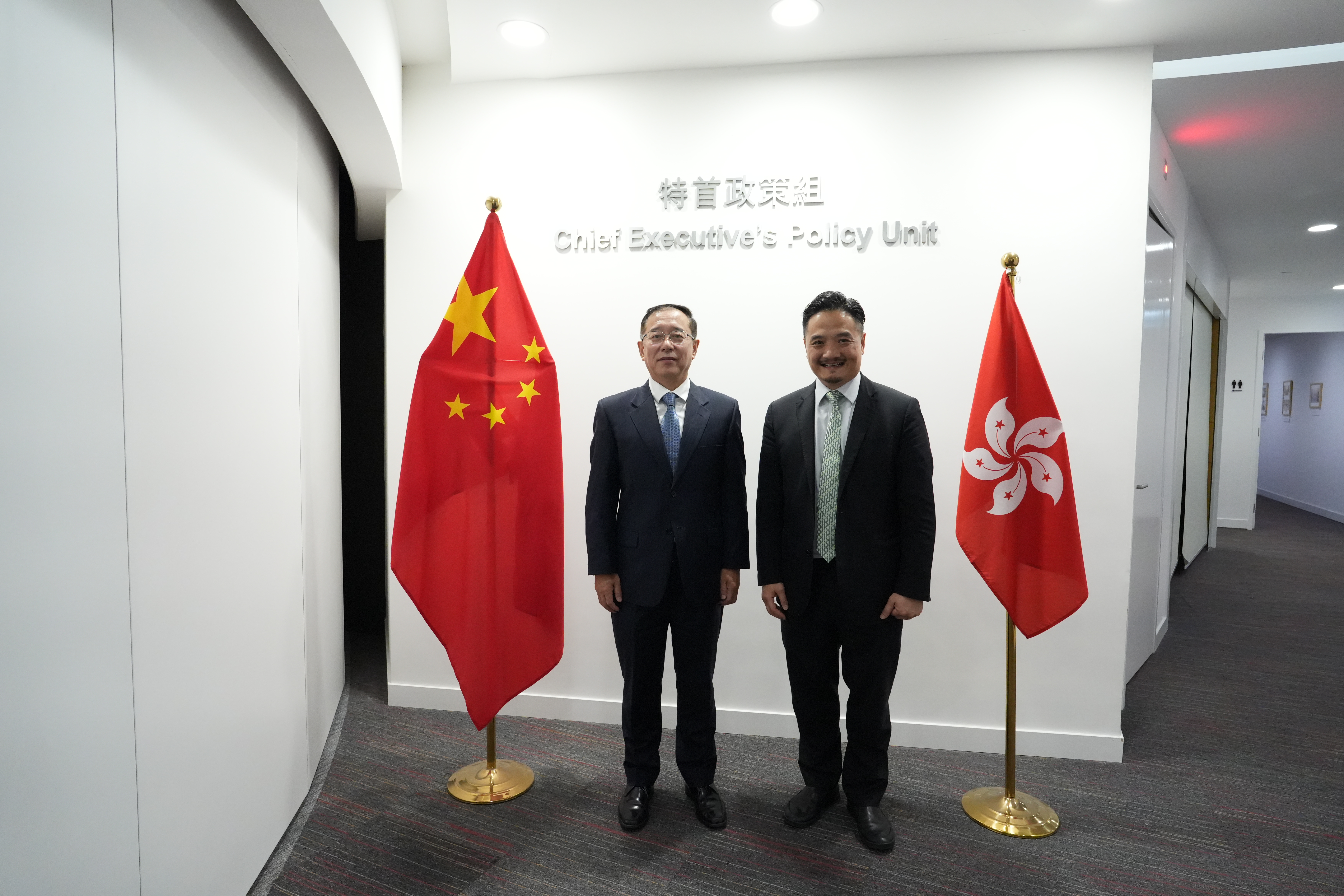 黄元山博士（右）与中国证券监督管理委员会副主席李明博士（左）会面。