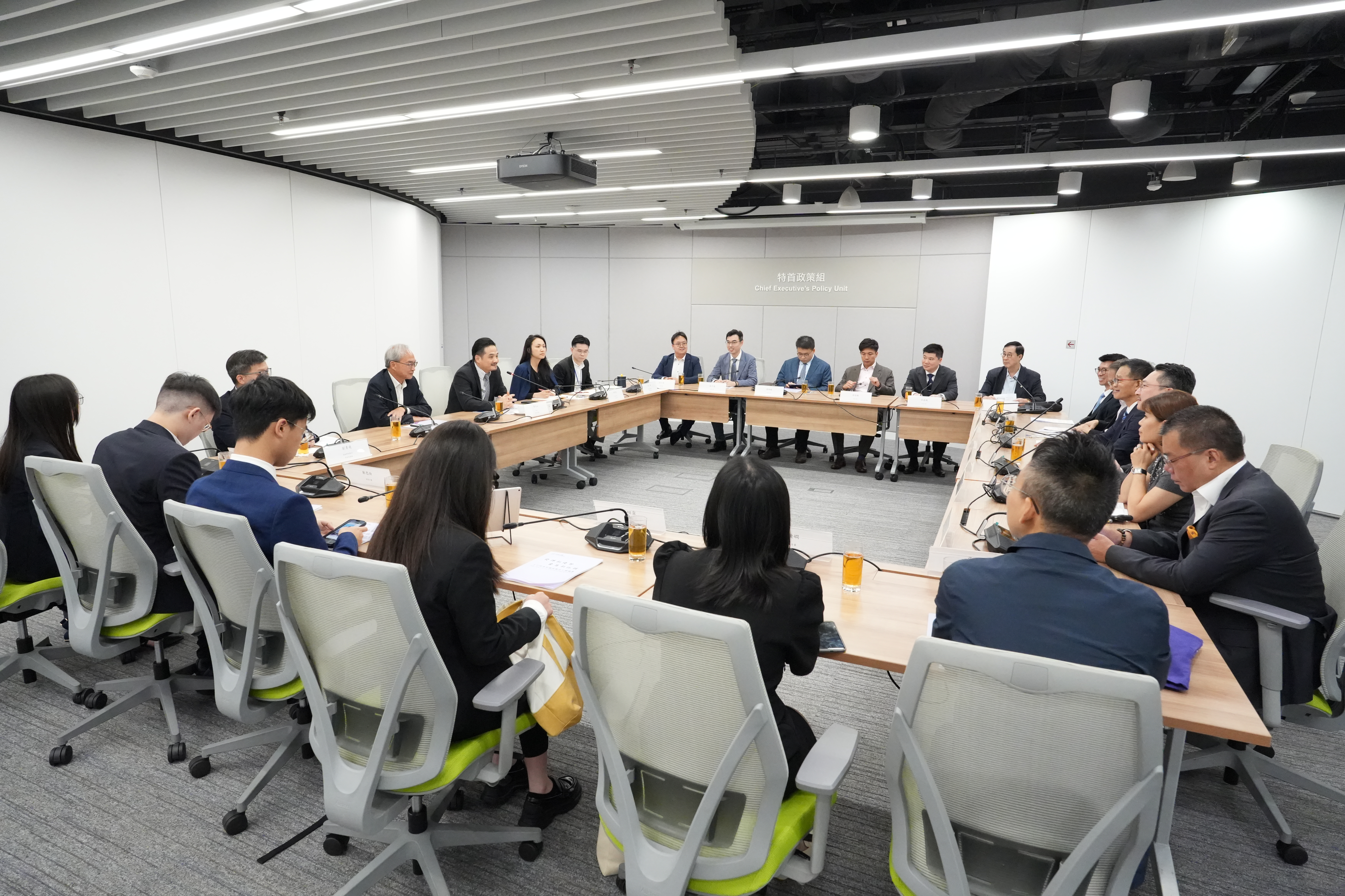 特首政策组与政贤力量《民间施政报告》起草委员会代表会面。