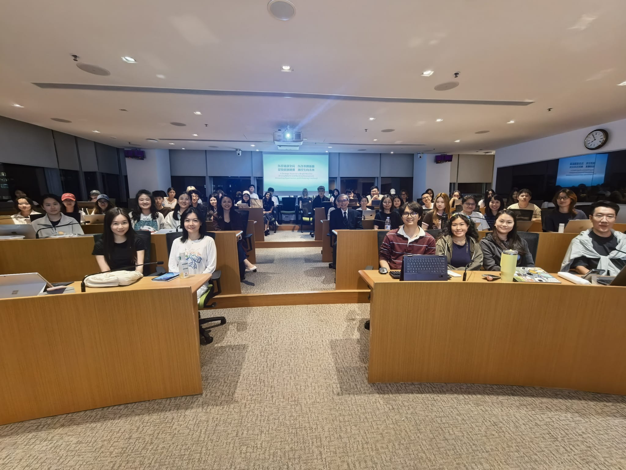 特首政策组研究主任田诗蓓博士（第二排左四）到访香港大学治理与政策学院，向学院硕士课程学生作出分享。