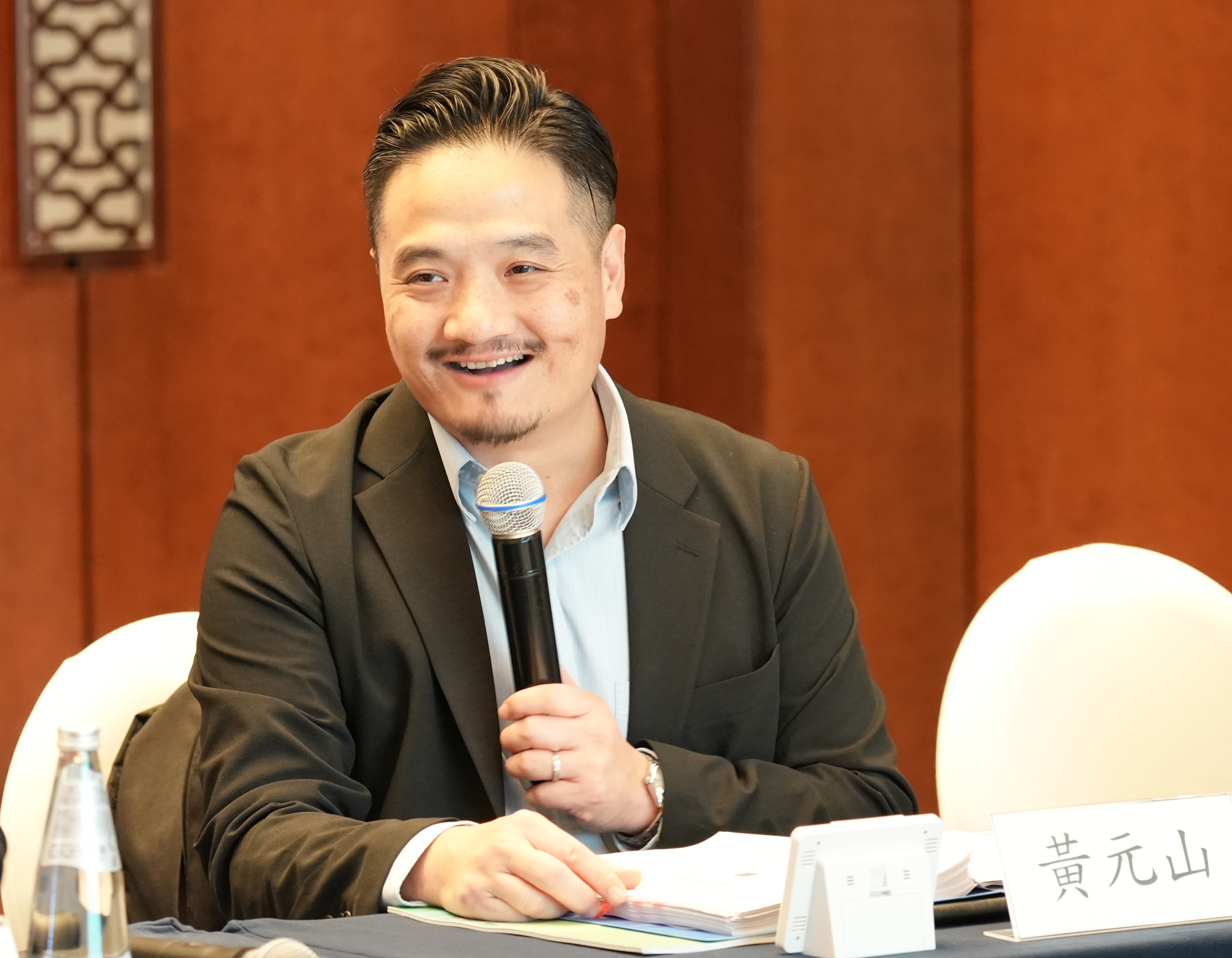 黃元山博士主持會議。