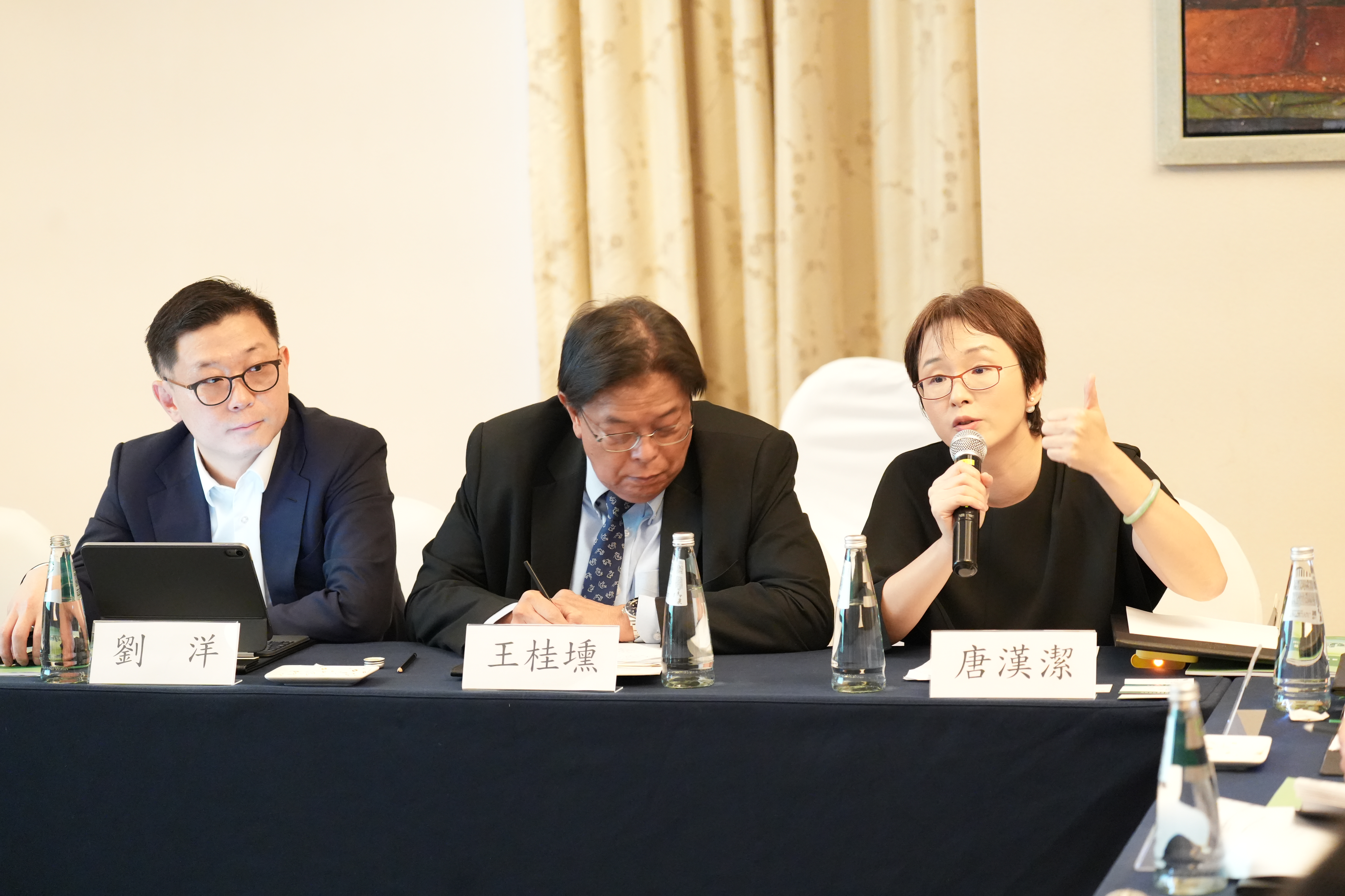 （左起）國際航運公會中國辦事處首席代表劉洋、華南（香港）國際仲裁院執行主席王桂壎律師及香港國際仲裁中心理事會成員唐漢潔出席會議。